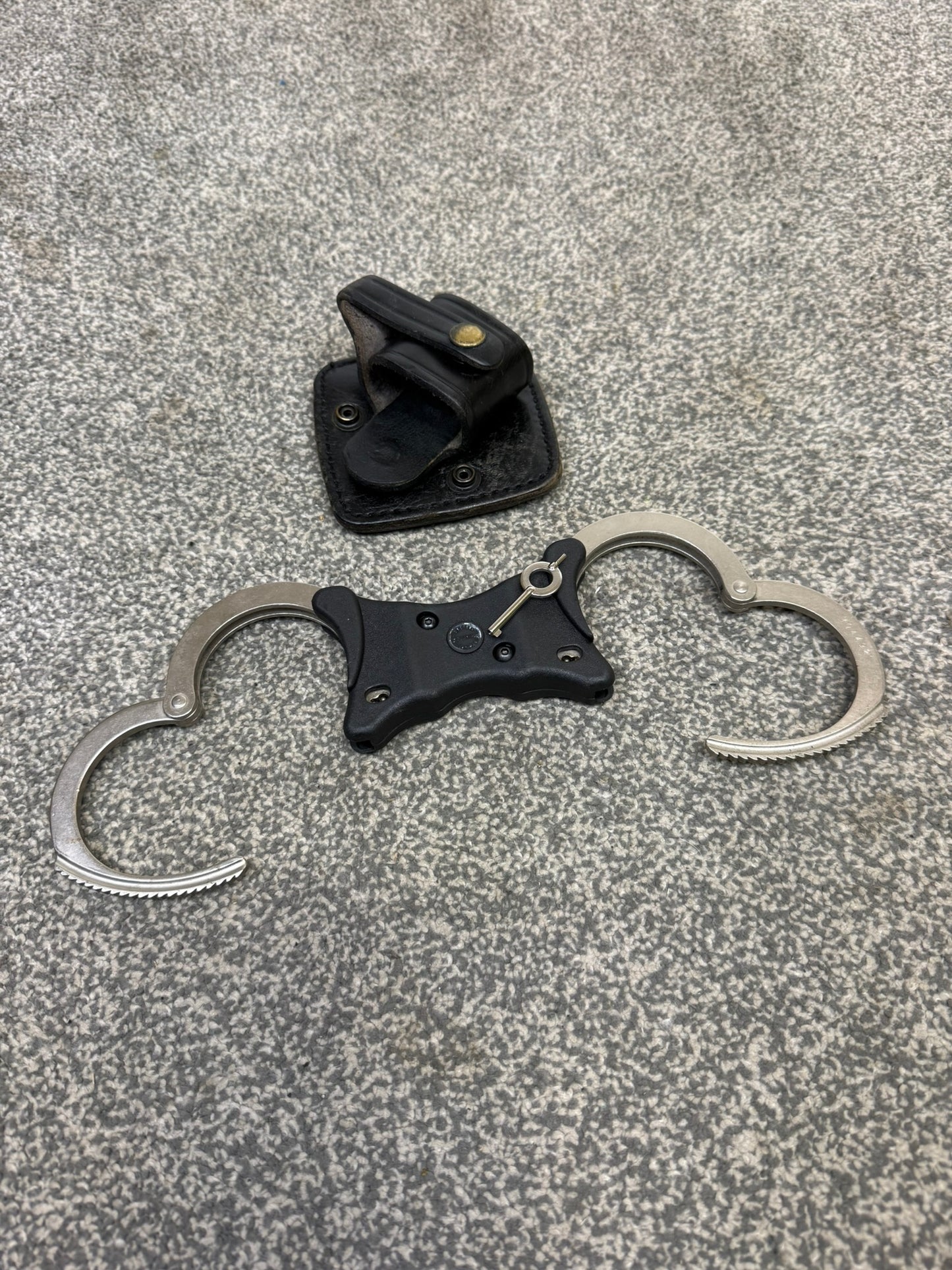 Police Hiatt Rigid Handcuffs & Leather Belt Pouch With Serial Security Cuffs Display Collectible