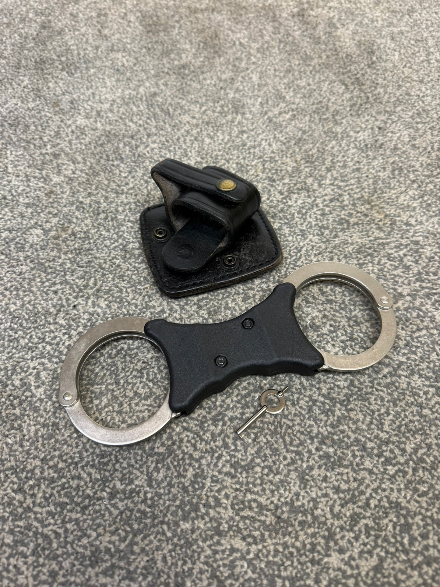 Police Hiatt Rigid Handcuffs & Leather Belt Pouch With Serial Security Cuffs Display Collectible