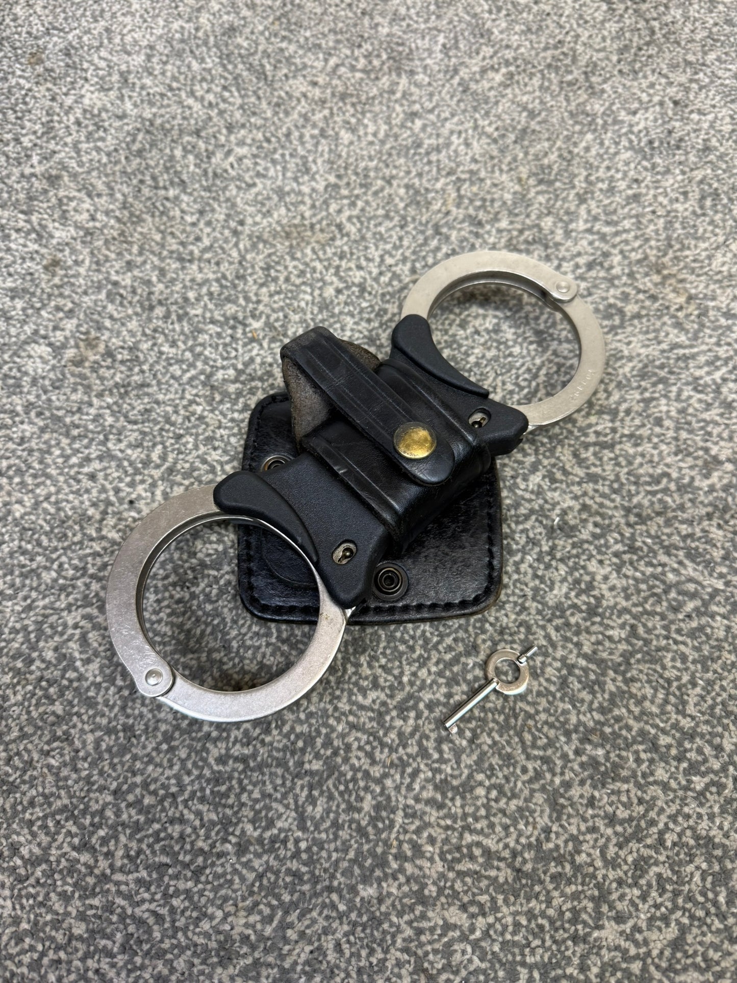 Police Hiatt Rigid Handcuffs & Leather Belt Pouch With Serial Security Cuffs Display Collectible