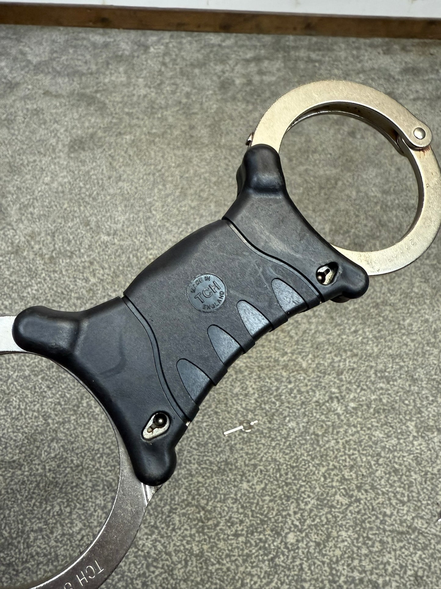 Ex Police TCH Rigid Handcuffs Cuffs With Key Security Collectible Memorabilia