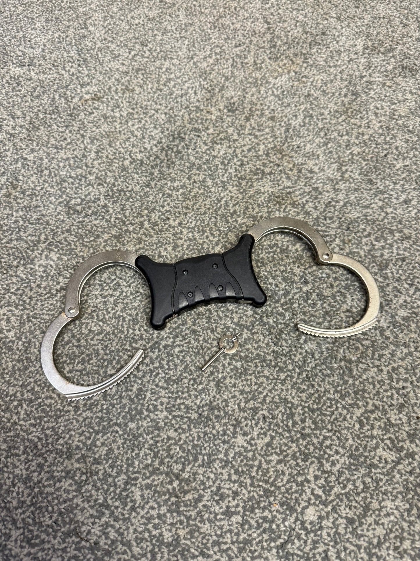 Ex Police TCH Rigid Handcuffs Cuffs With Key Security Collectible Memorabilia