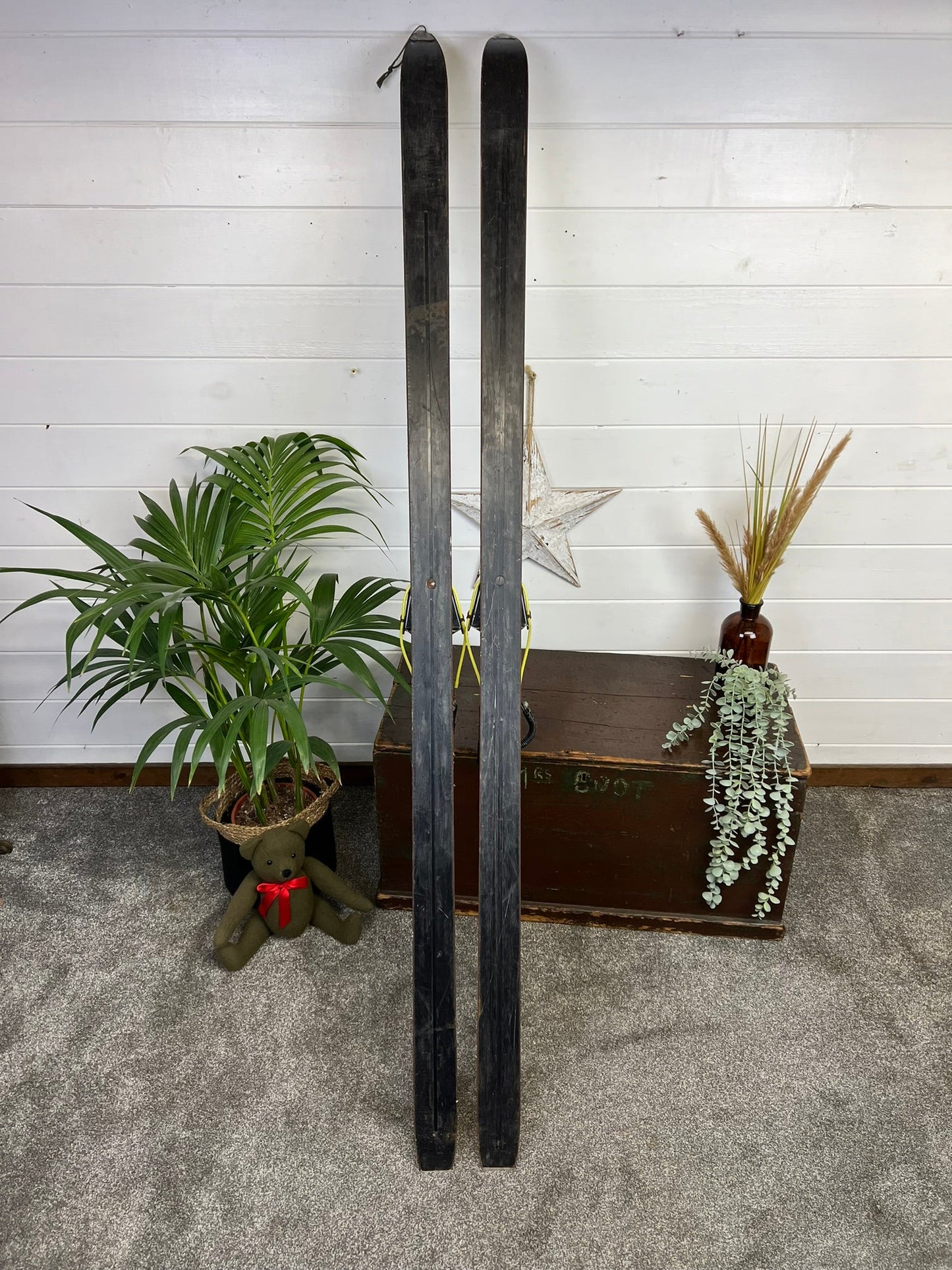 Vintage Rustic White Skis Winter Christmas Display Decor Pub Bar Home Prop 1950's 60's