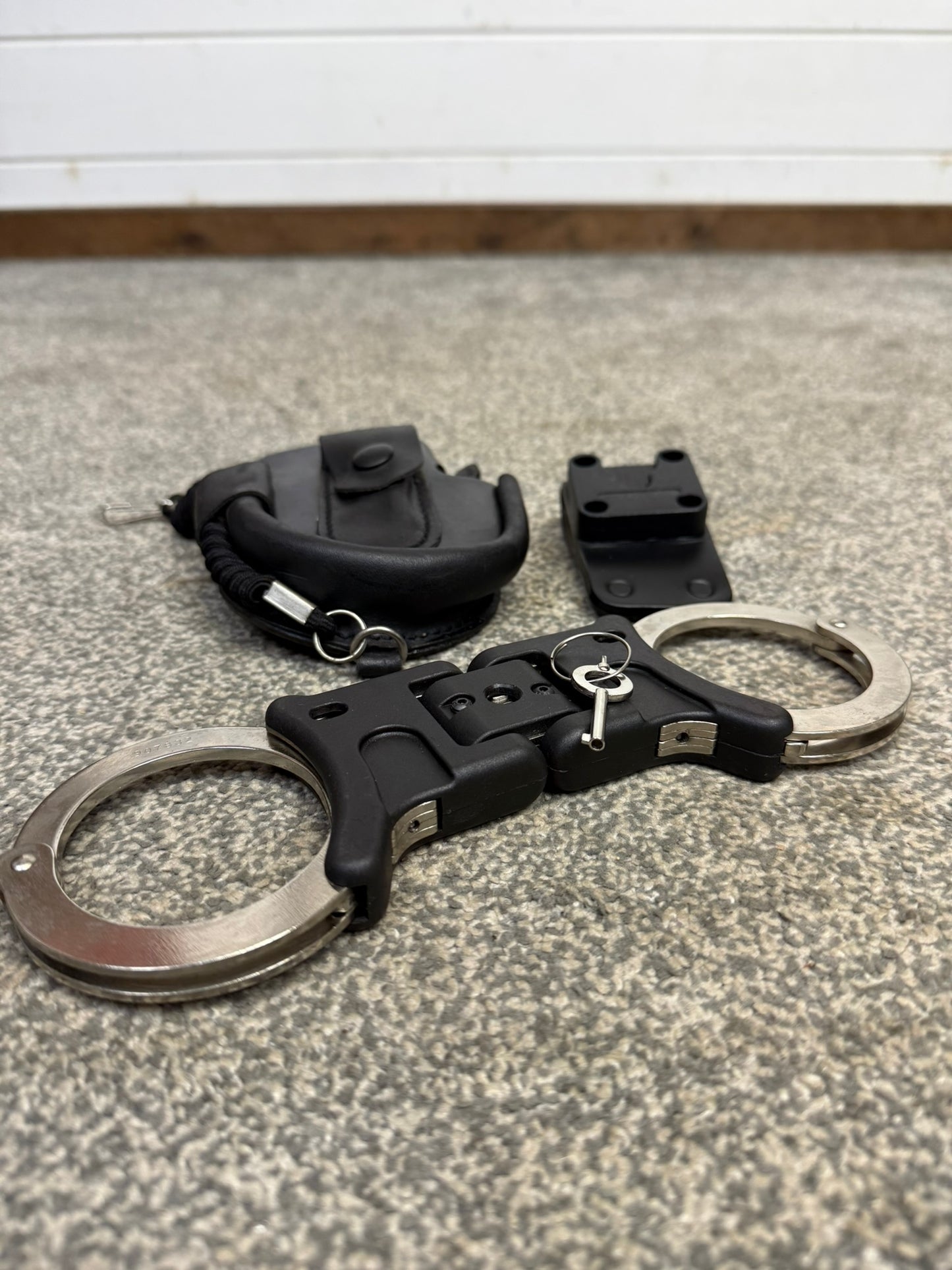 Ex Police Folding Hiatt Handcuffs Hinged Cuffs PSNI Leather Pouch & Key Security Collectible