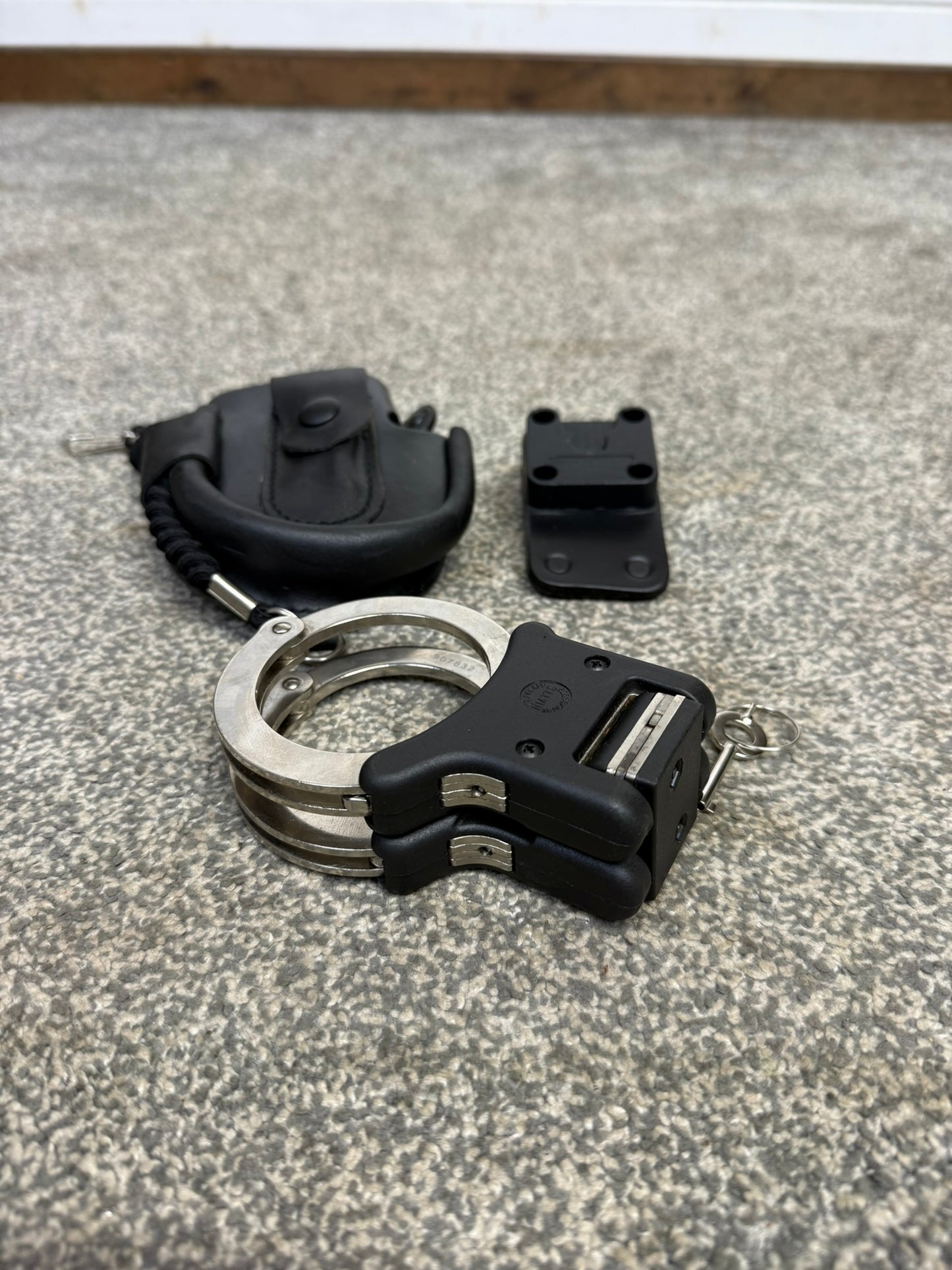 Ex Police Folding Hiatt Handcuffs Hinged Cuffs PSNI Leather Pouch & Key Security Collectible