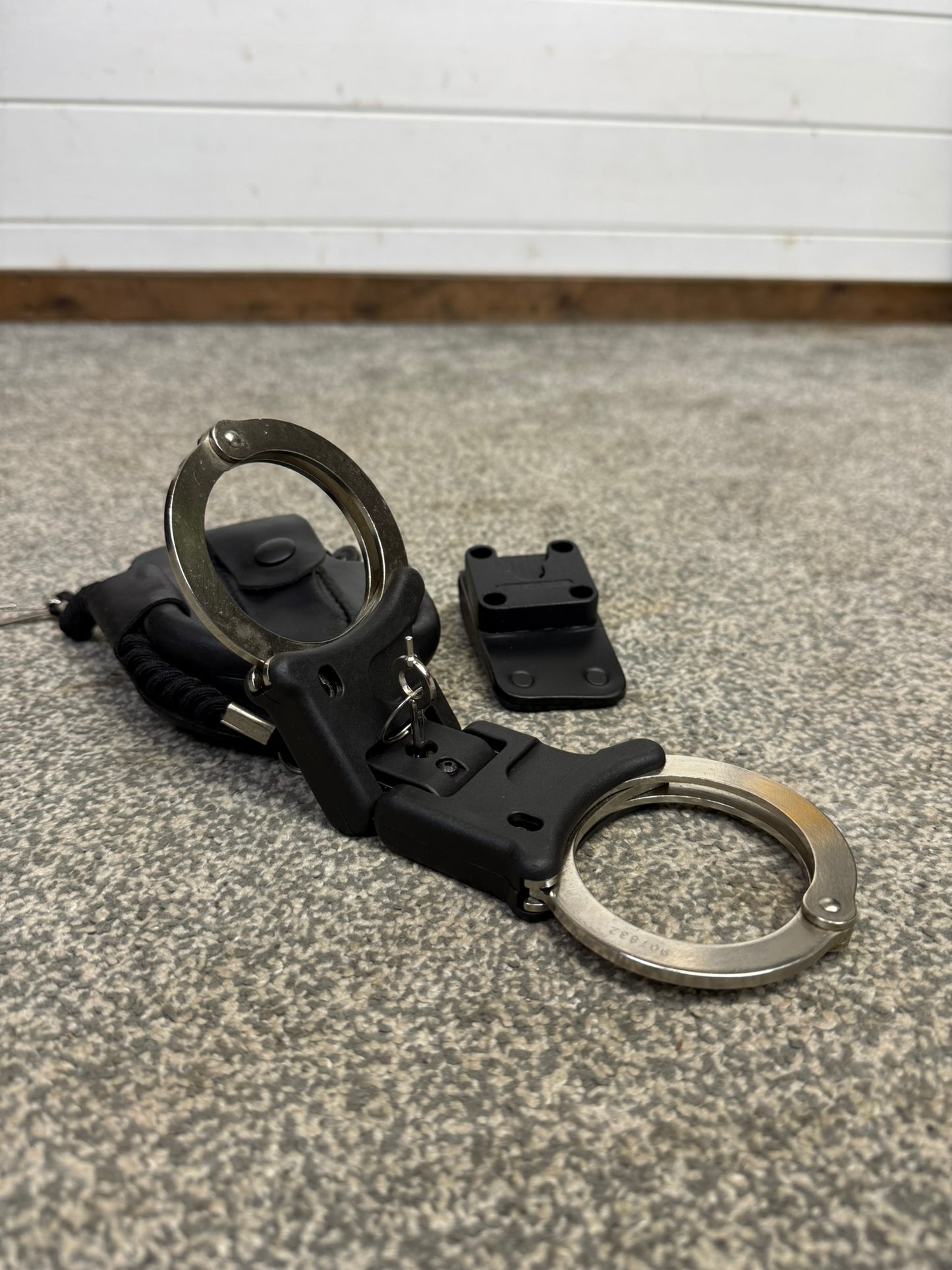 Ex Police Folding Hiatt Handcuffs Hinged Cuffs PSNI Leather Pouch & Key Security Collectible