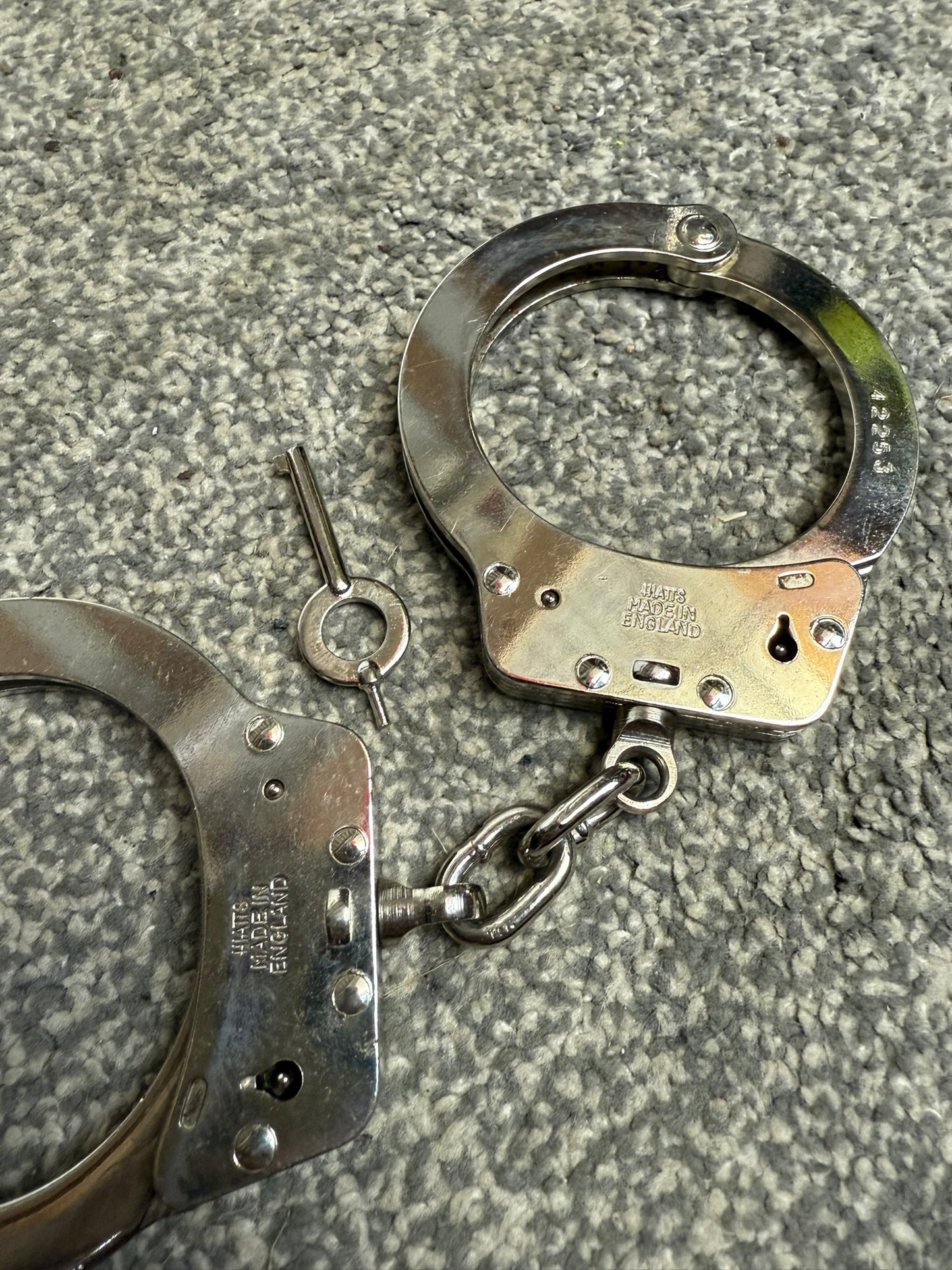 Ex Police Hiatt Chain Cuffs Handcuffs With Key Security Collectible Memorabilia