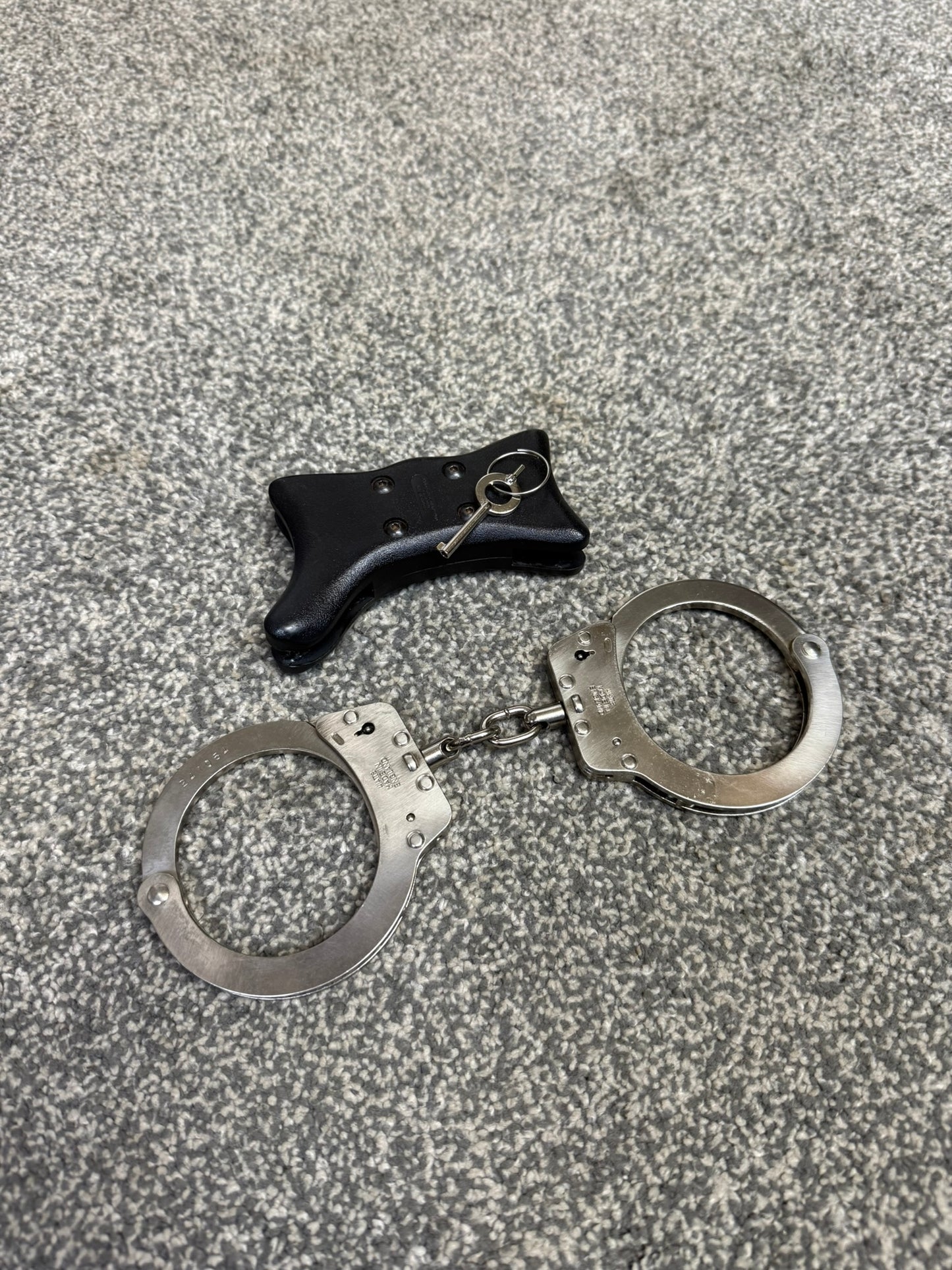 Ex Police Hiatt Chain Model 2010 Handcuffs With Rigid Grip & 1x Key Security Cuffs Collectible Memorabilia Restraint
