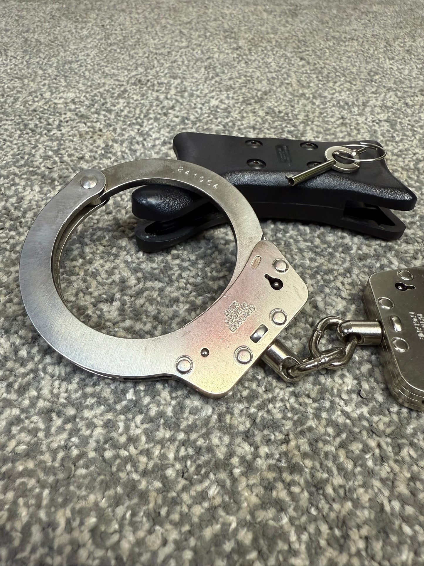 Ex Police Hiatt Chain Model 2010 Handcuffs With Rigid Grip & 1x Key Security Cuffs Collectible Memorabilia Restraint