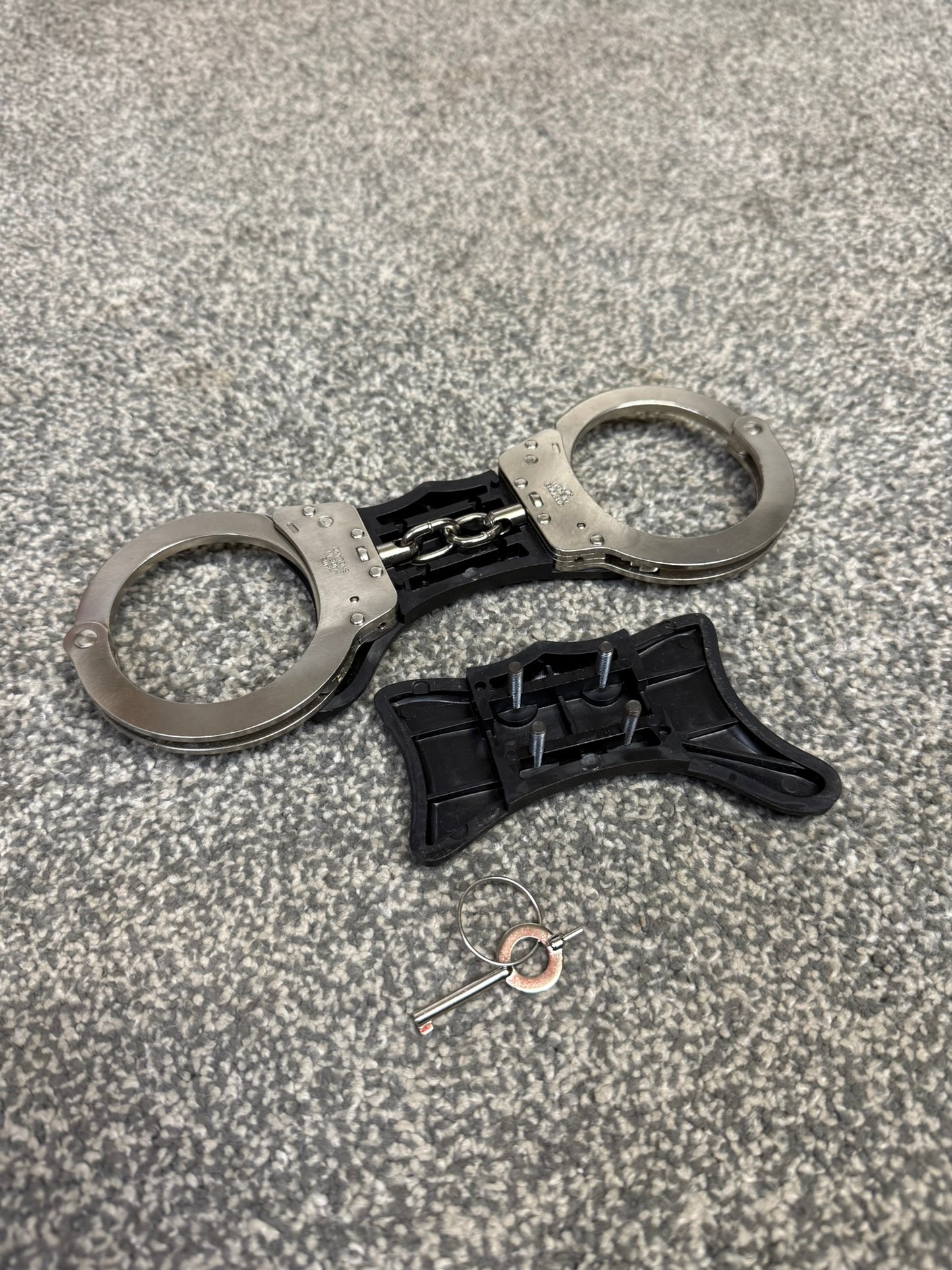 Ex Police Hiatt Chain Model 2010 Handcuffs With Rigid Grip & 1x Key Security Cuffs Collectible Memorabilia Restraint