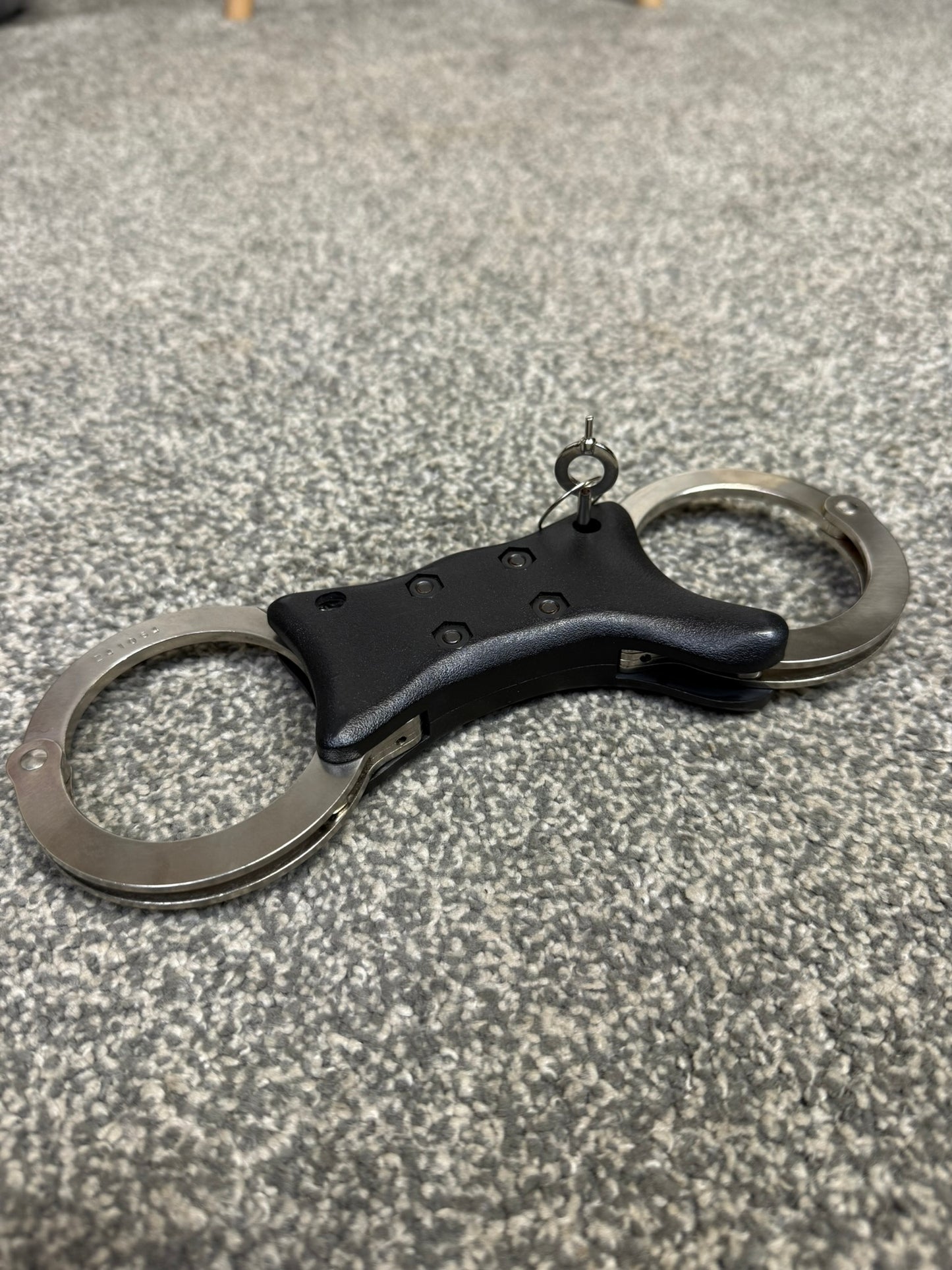 Ex Police Hiatt Chain Model 2010 Handcuffs With Rigid Grip & 1x Key Security Cuffs Collectible Memorabilia Restraint