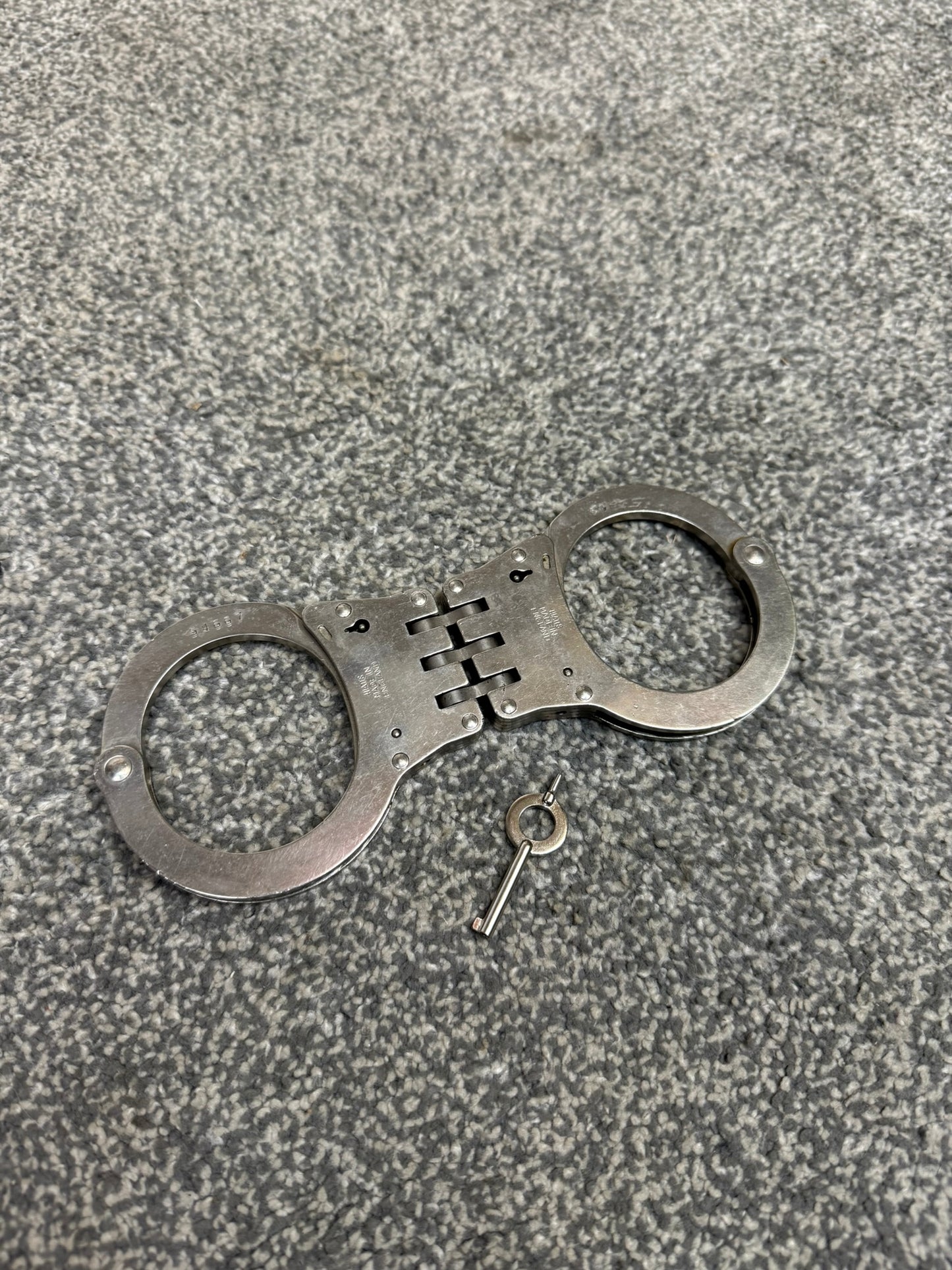 Ex Police Hiatt Model 2050 Folding Hinged Handcuffs & 1x Key Security Cuffs Collectible Memorabilia