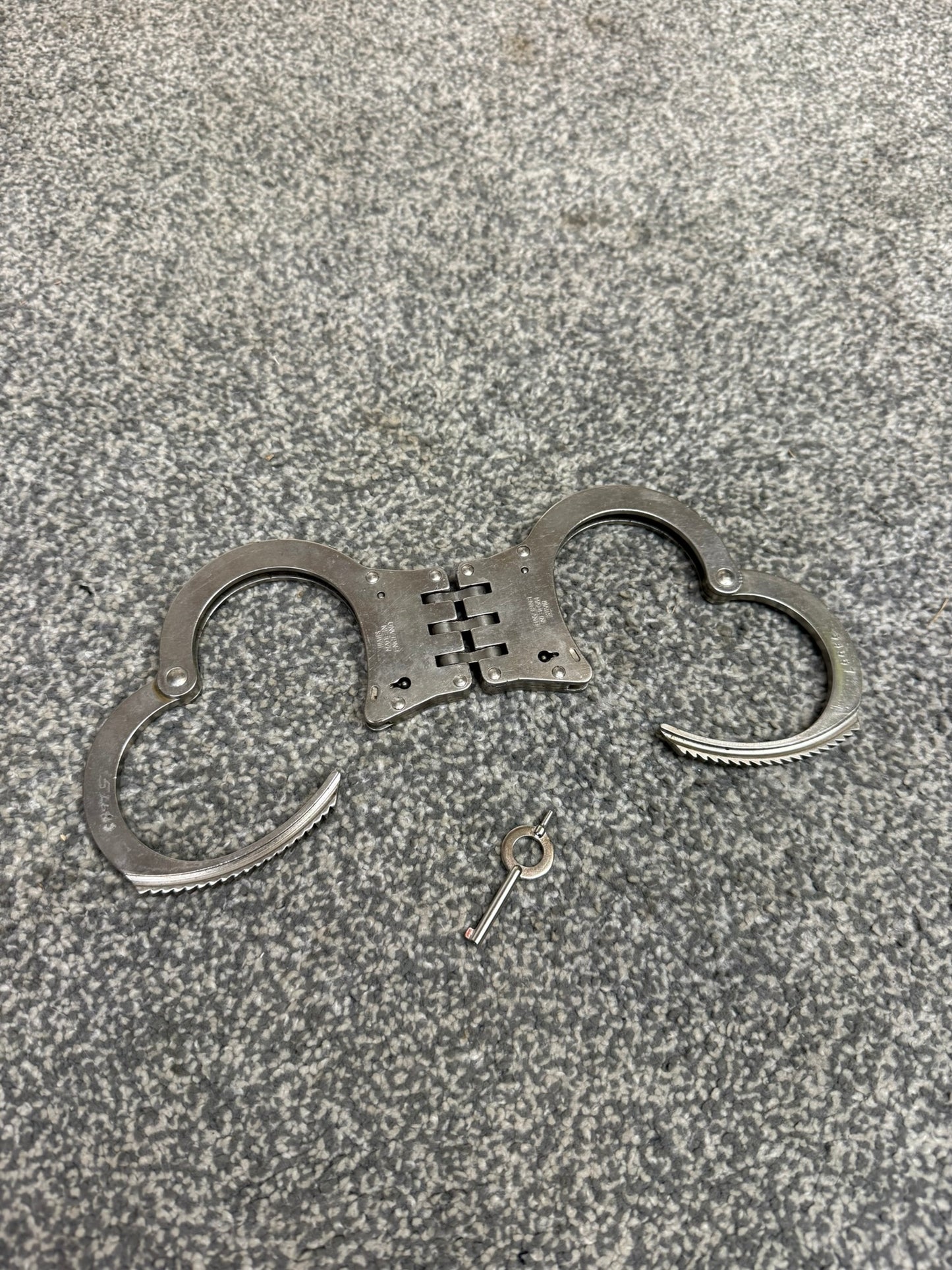 Ex Police Hiatt Model 2050 Folding Hinged Handcuffs & 1x Key Security Cuffs Collectible Memorabilia