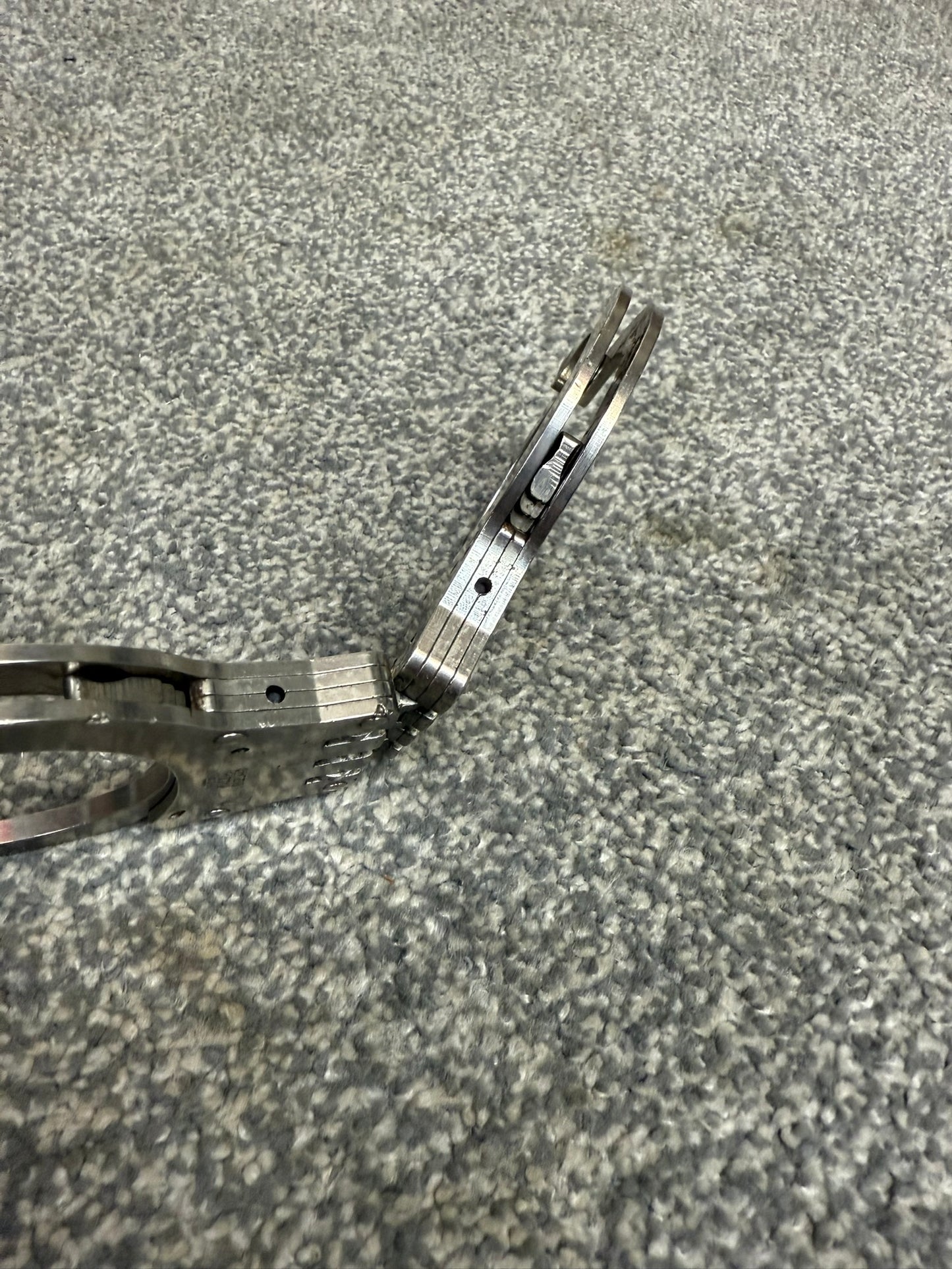 Ex Police Hiatt Model 2050 Folding Hinged Handcuffs & 1x Key Security Cuffs Collectible Memorabilia