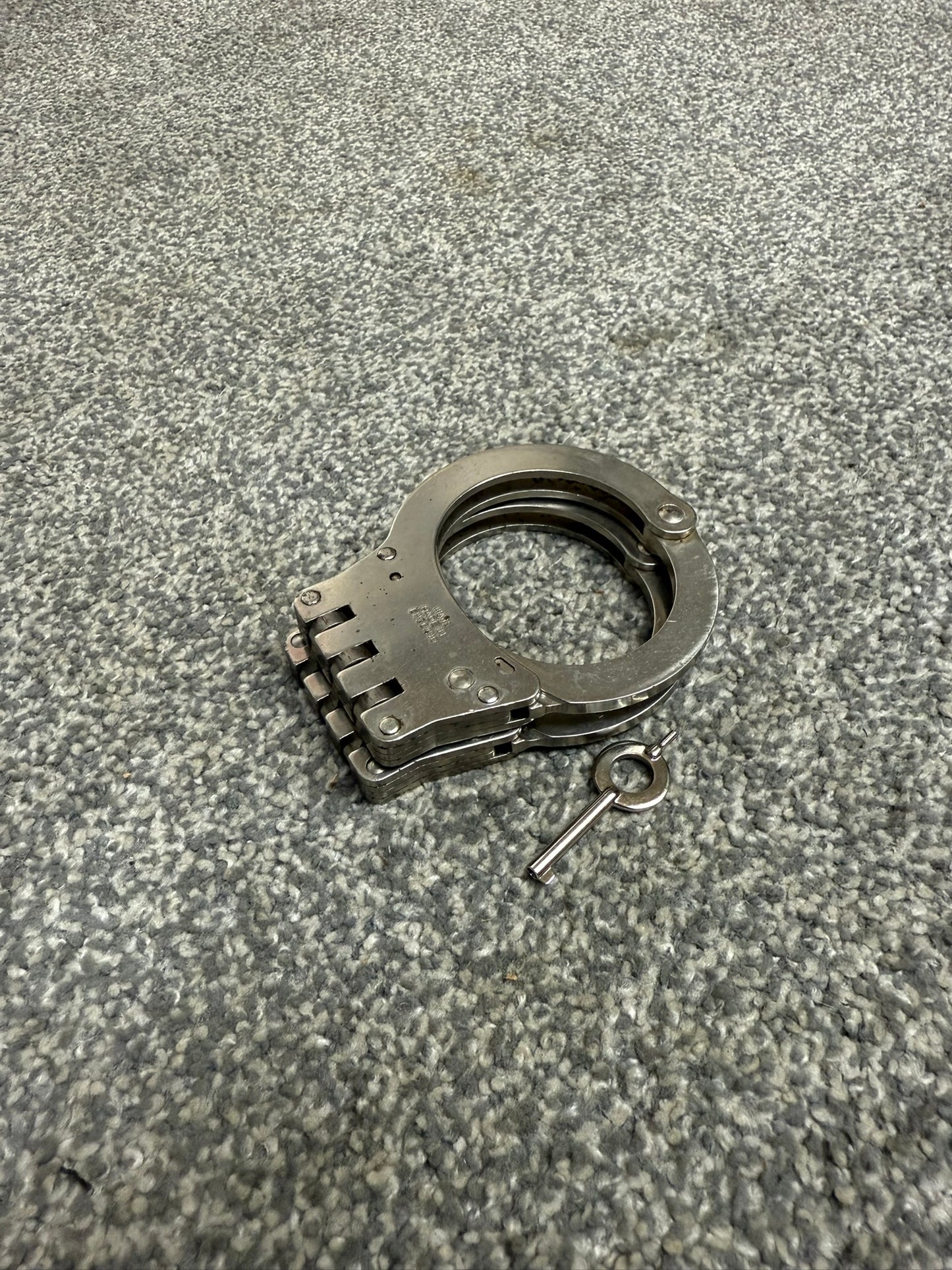 Ex Police Hiatt Model 2050 Folding Hinged Handcuffs & 1x Key Security Cuffs Collectible Memorabilia