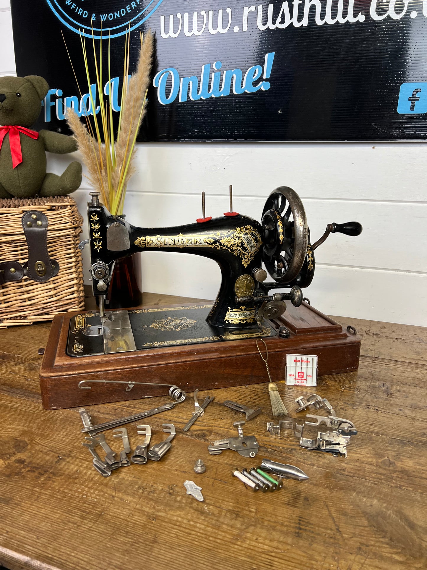 Vintage Singer 28K Sewing Machine Hand Crank Working - Dates 1902 With Attachments