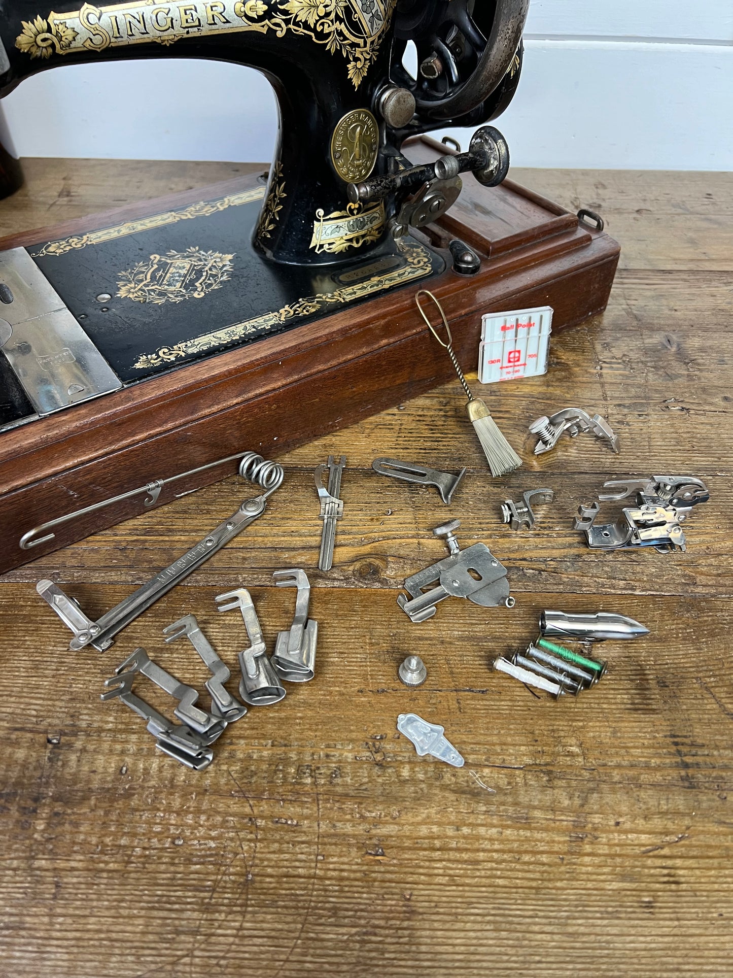 Vintage Singer 28K Sewing Machine Hand Crank Working - Dates 1902 With Attachments