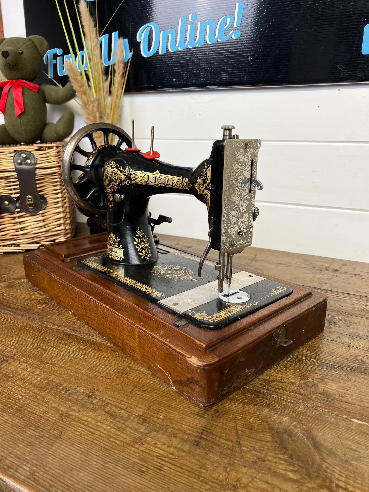 Vintage Singer 28K Sewing Machine Hand Crank Working - Dates 1902 With Attachments