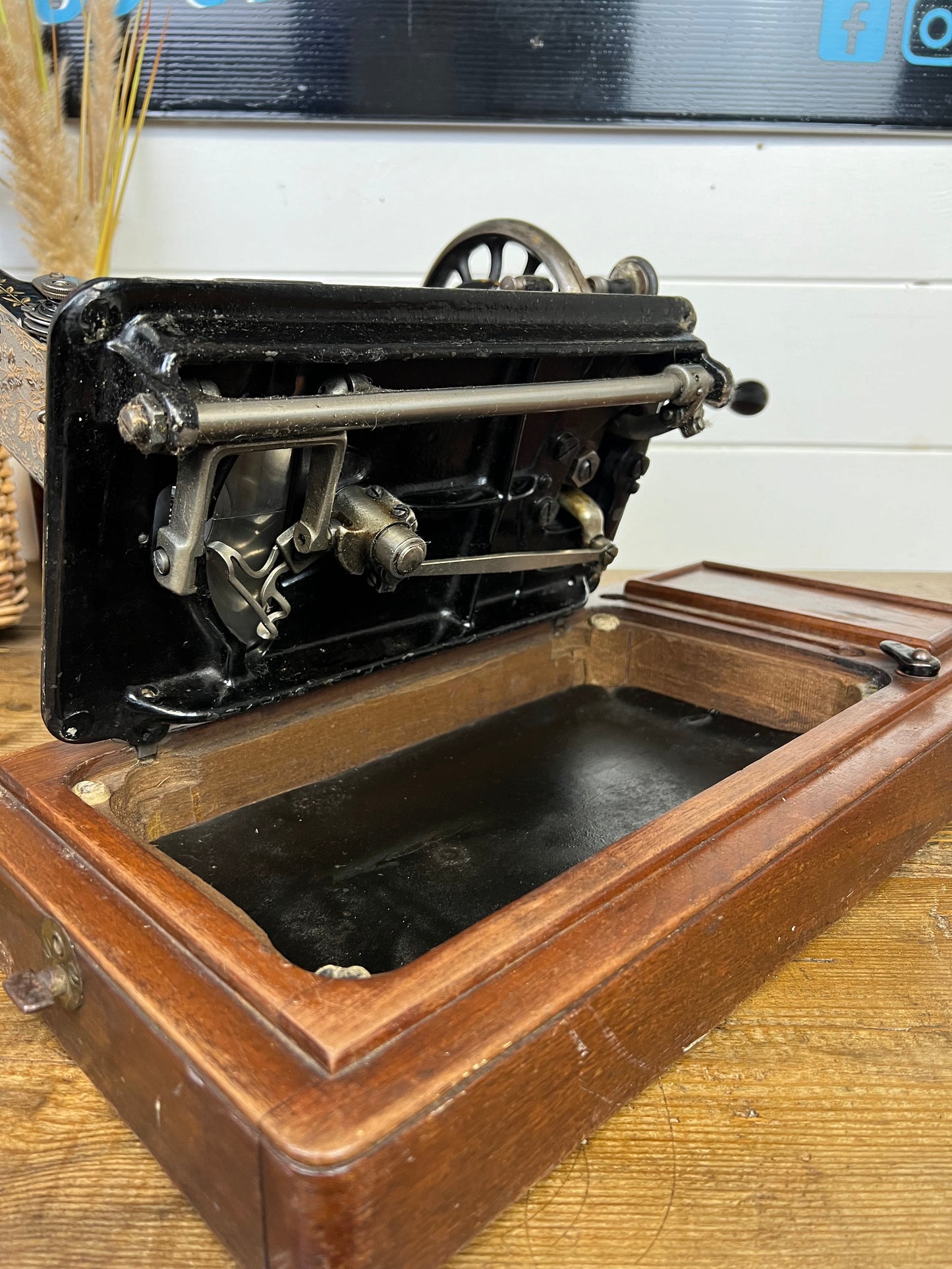 Vintage Singer 28K Sewing Machine Hand Crank Working - Dates 1902 With Attachments