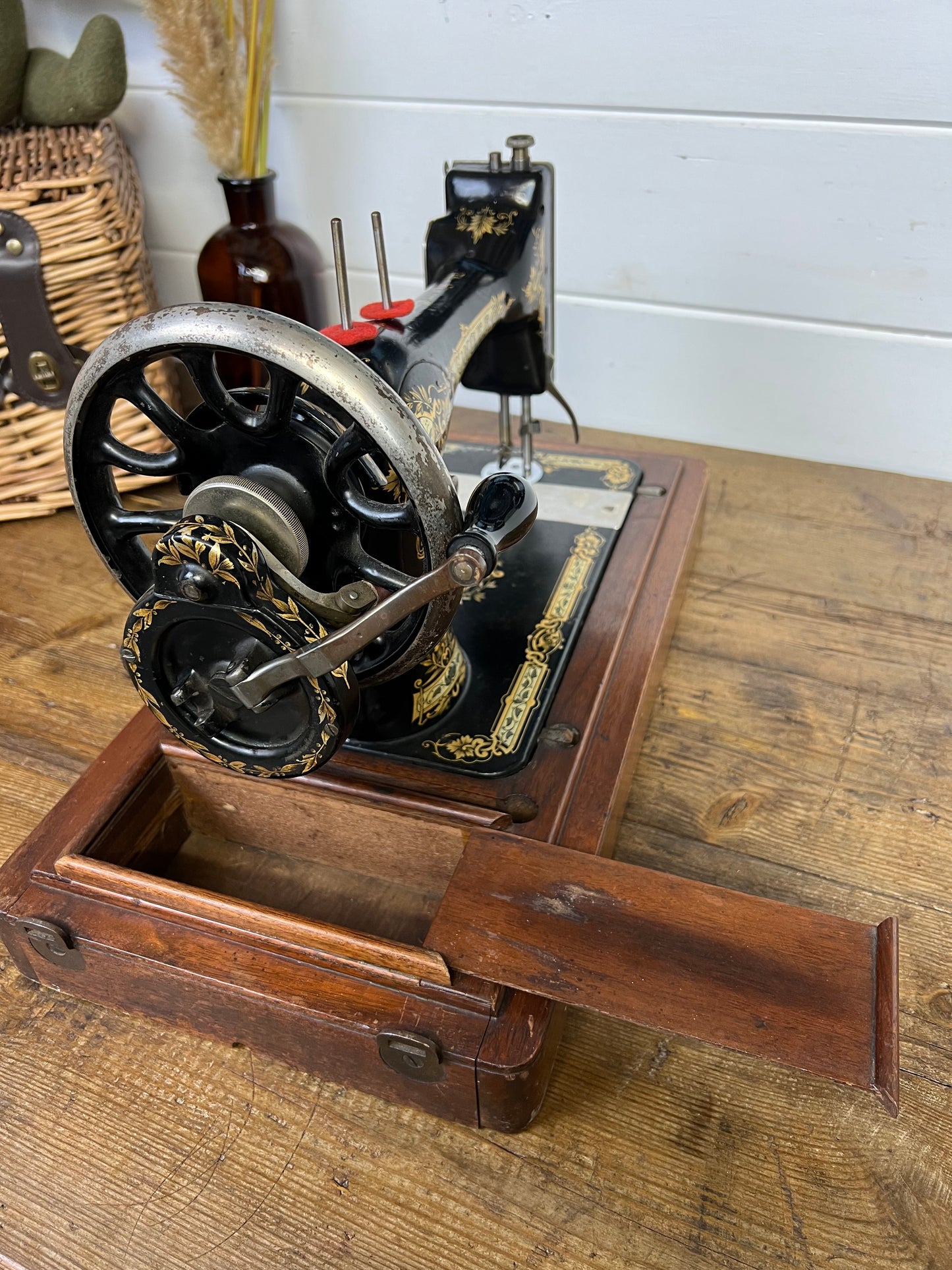 Vintage Singer 28K Sewing Machine Hand Crank Working - Dates 1902 With Attachments