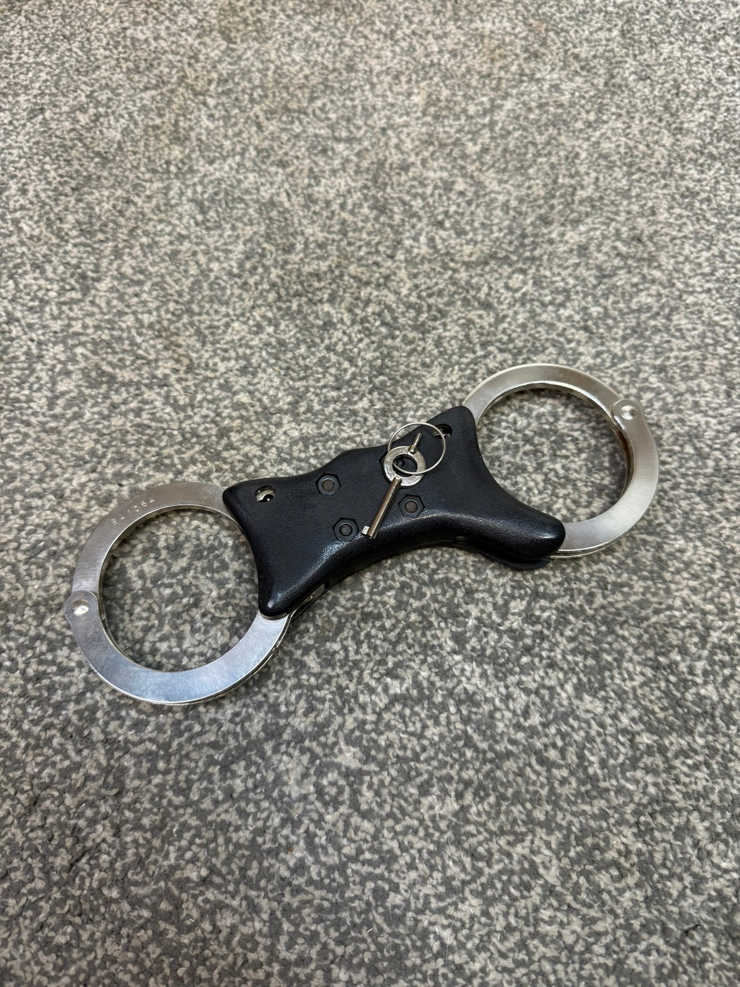 Ex Police Hiatt Chain Model 2010 Handcuffs With Rigid Grip & 1x Key Security Cuffs Collectible Memorabilia Restraint