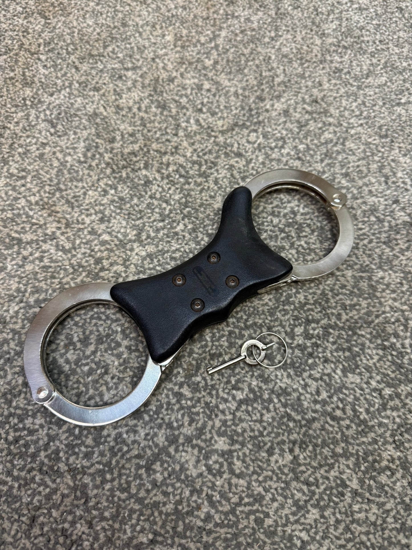 Ex Police Hiatt Chain Model 2010 Handcuffs With Rigid Grip & 1x Key Security Cuffs Collectible Memorabilia Restraint