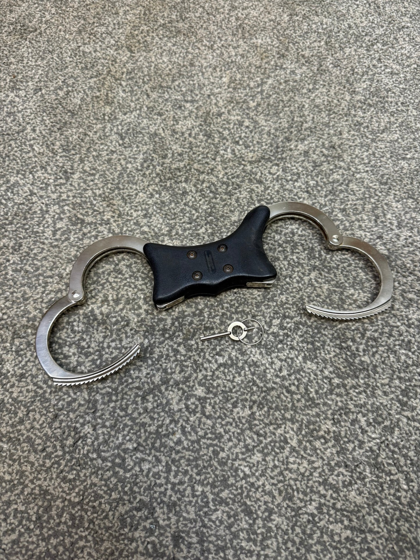 Ex Police Hiatt Chain Model 2010 Handcuffs With Rigid Grip & 1x Key Security Cuffs Collectible Memorabilia Restraint