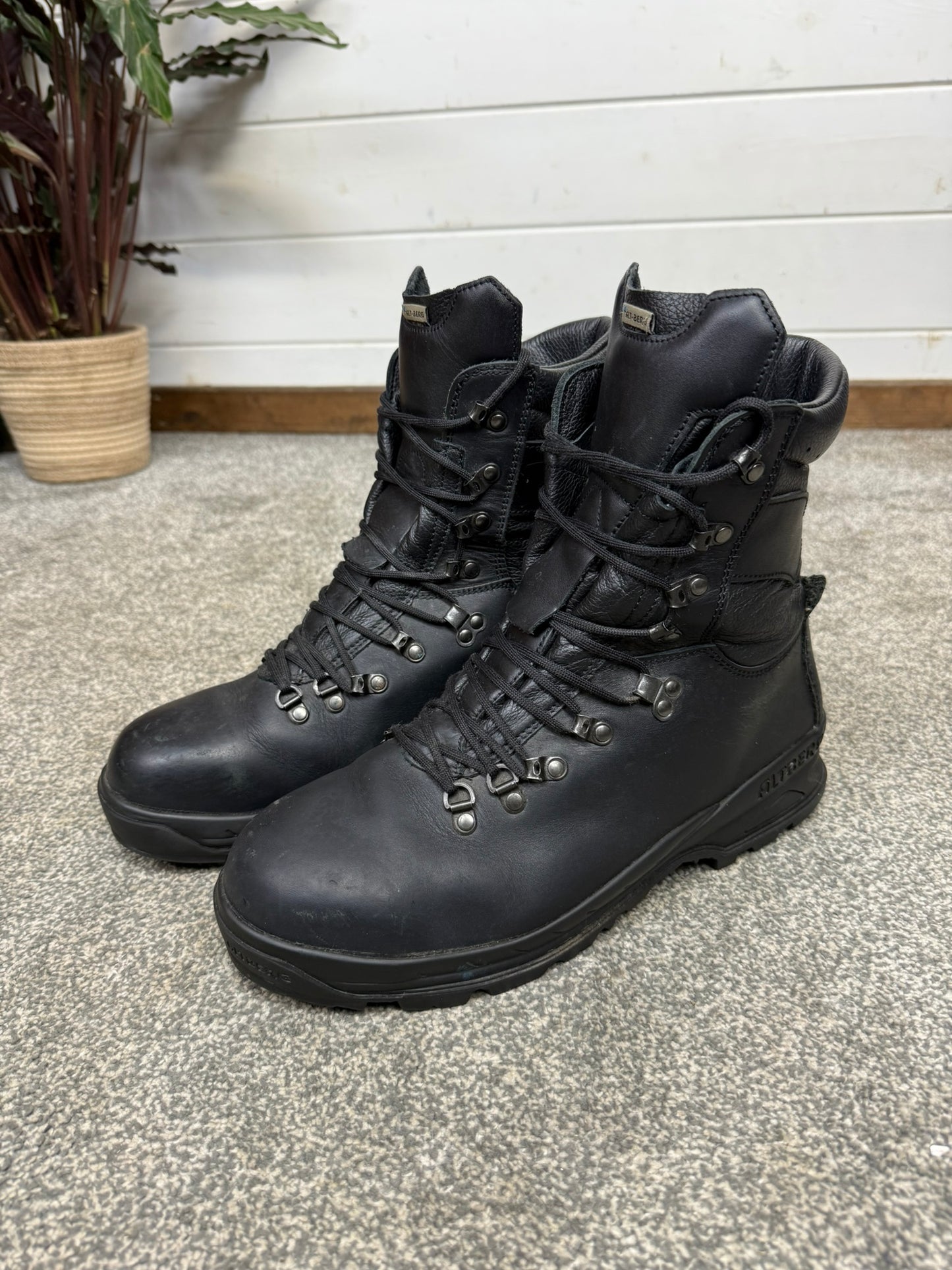 Altberg Peacekeeper P3 VS Black Leather Waterproof Combat Boots Size UK 11