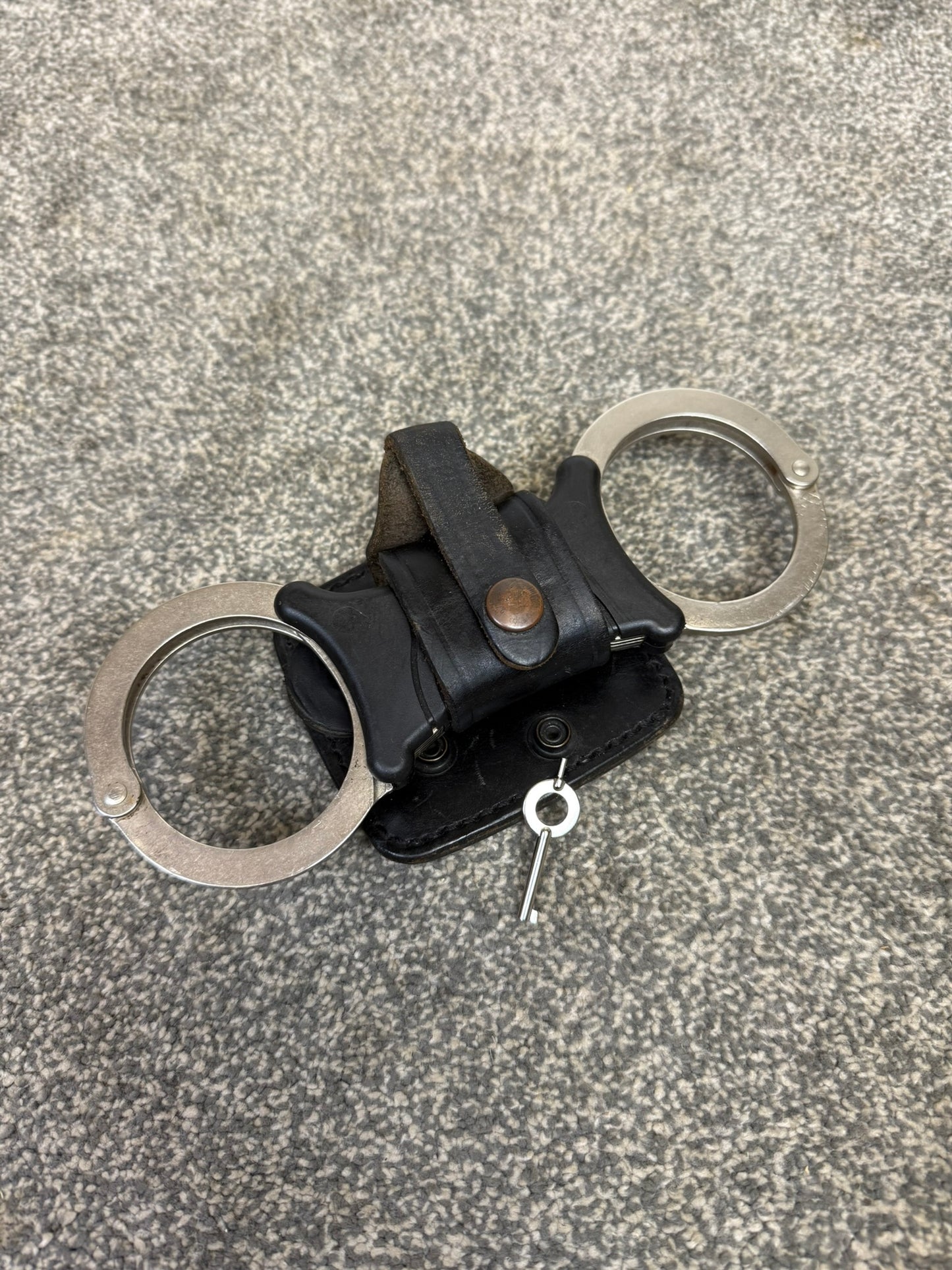 Ex Police TCH Handcuffs Cuffs & Leather Belt Pouch Security Collectible Memorabilia