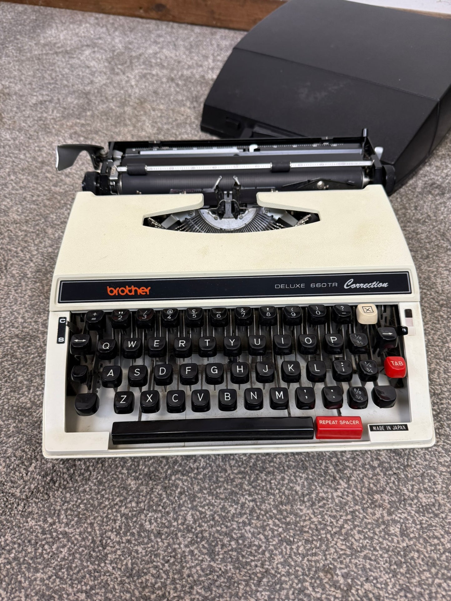 Vintage Brother Deluxe 660TR Typewriter Portable 1970's Made In Japan Retro Decor - Working