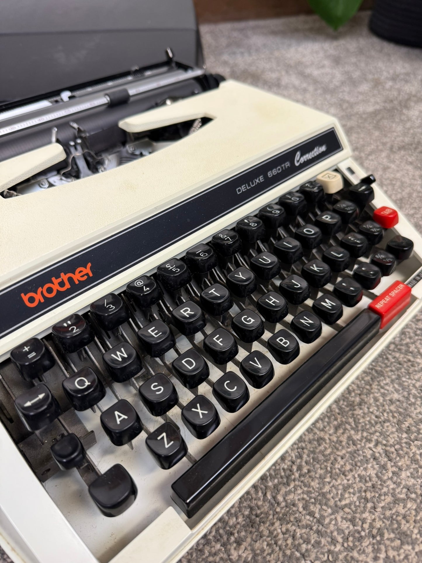Vintage Brother Deluxe 660TR Typewriter Portable 1970's Made In Japan Retro Decor - Working