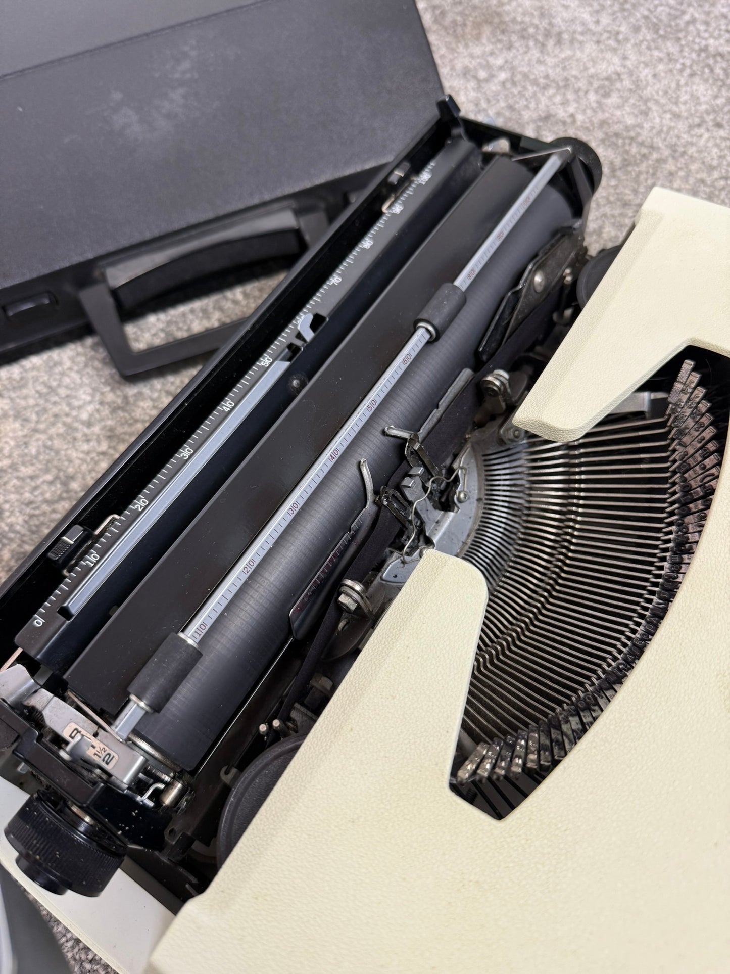 Vintage Brother Deluxe 660TR Typewriter Portable 1970's Made In Japan Retro Decor - Working