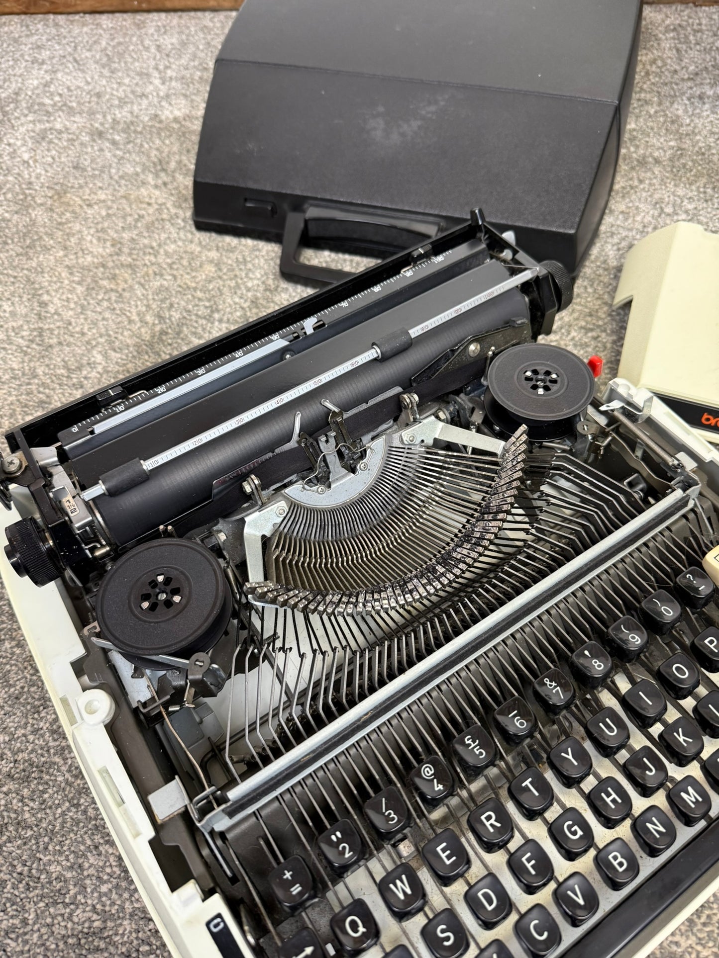 Vintage Brother Deluxe 660TR Typewriter Portable 1970's Made In Japan Retro Decor - Working