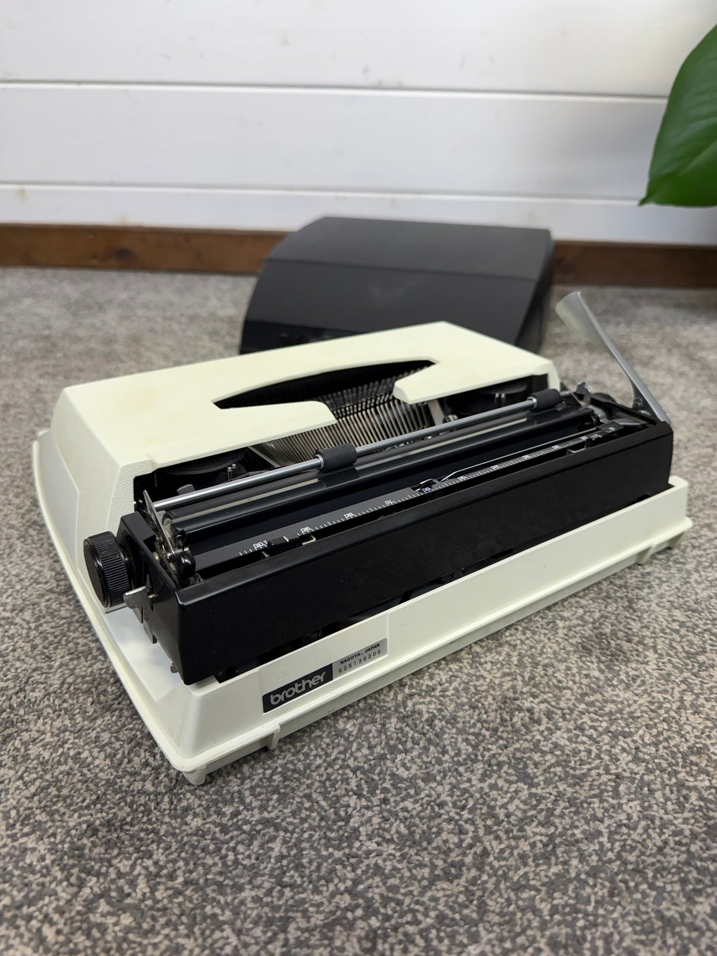 Vintage Brother Deluxe 660TR Typewriter Portable 1970's Made In Japan Retro Decor - Working