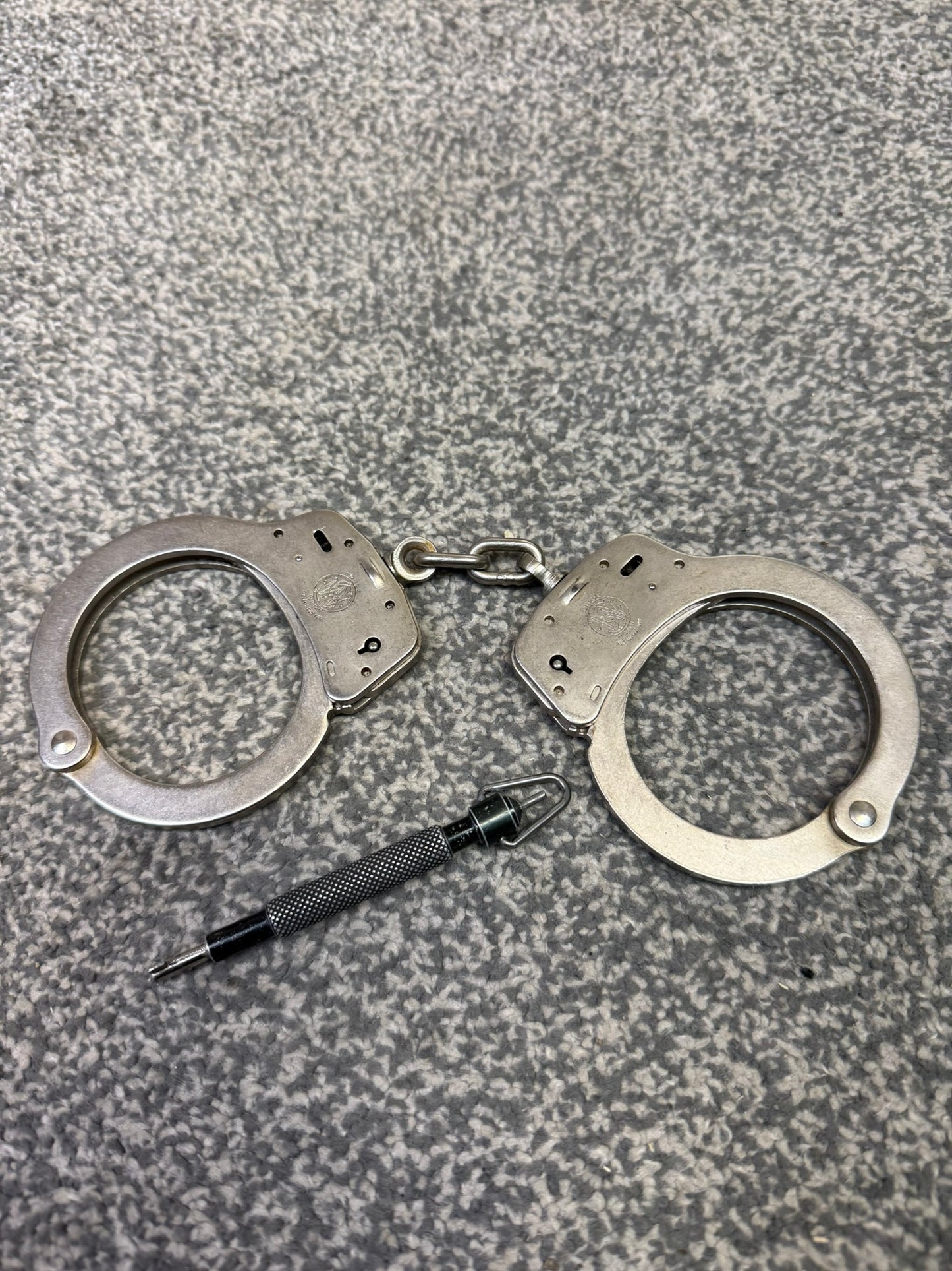 Smith & Wesson Handcuffs Chain Cuffs U.S Police With Key Collectible Display