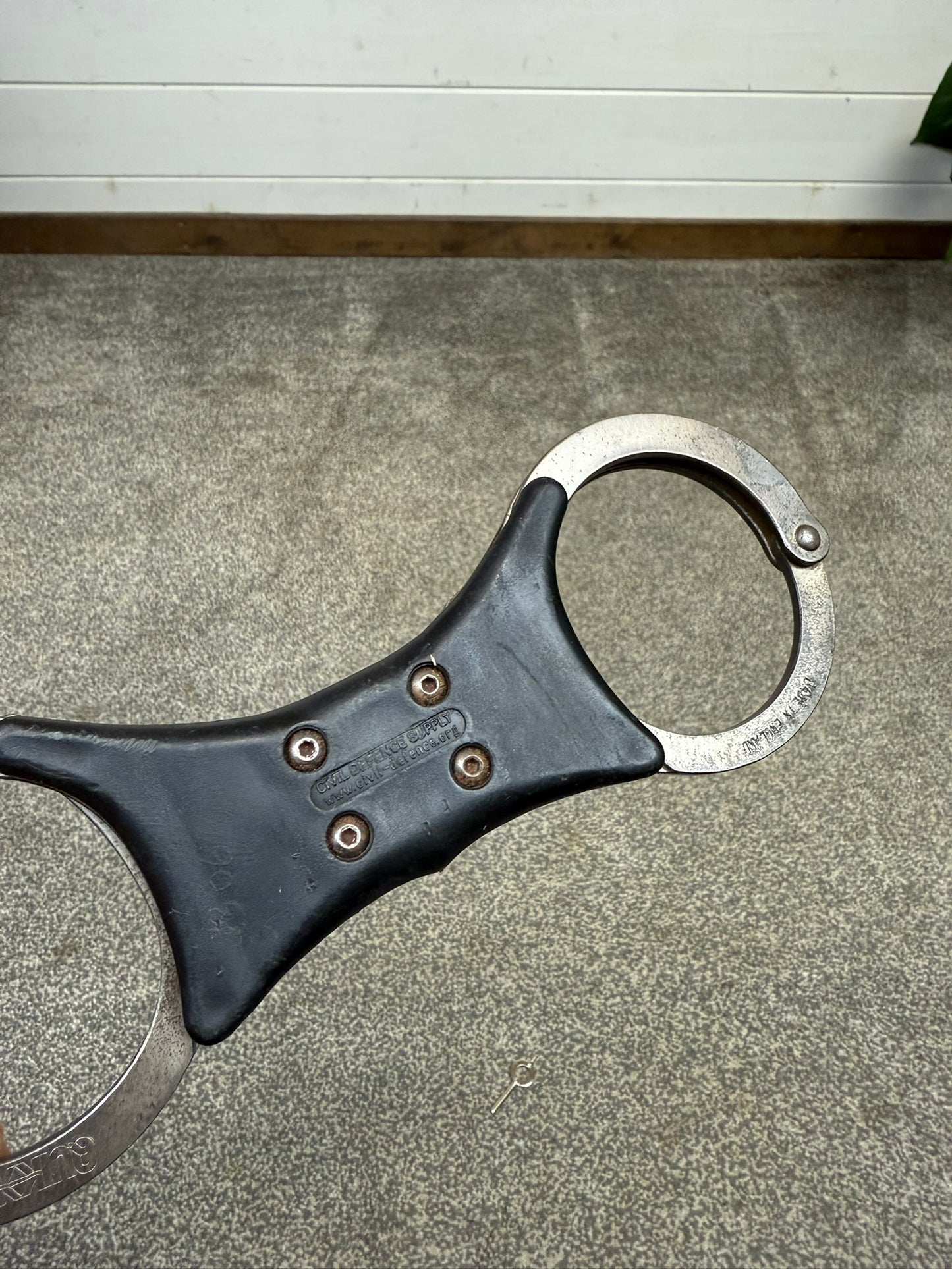 Ex Police Civil Defence Supply Handcuffs Genuine Cuffs With Key Collectible Memorabilia