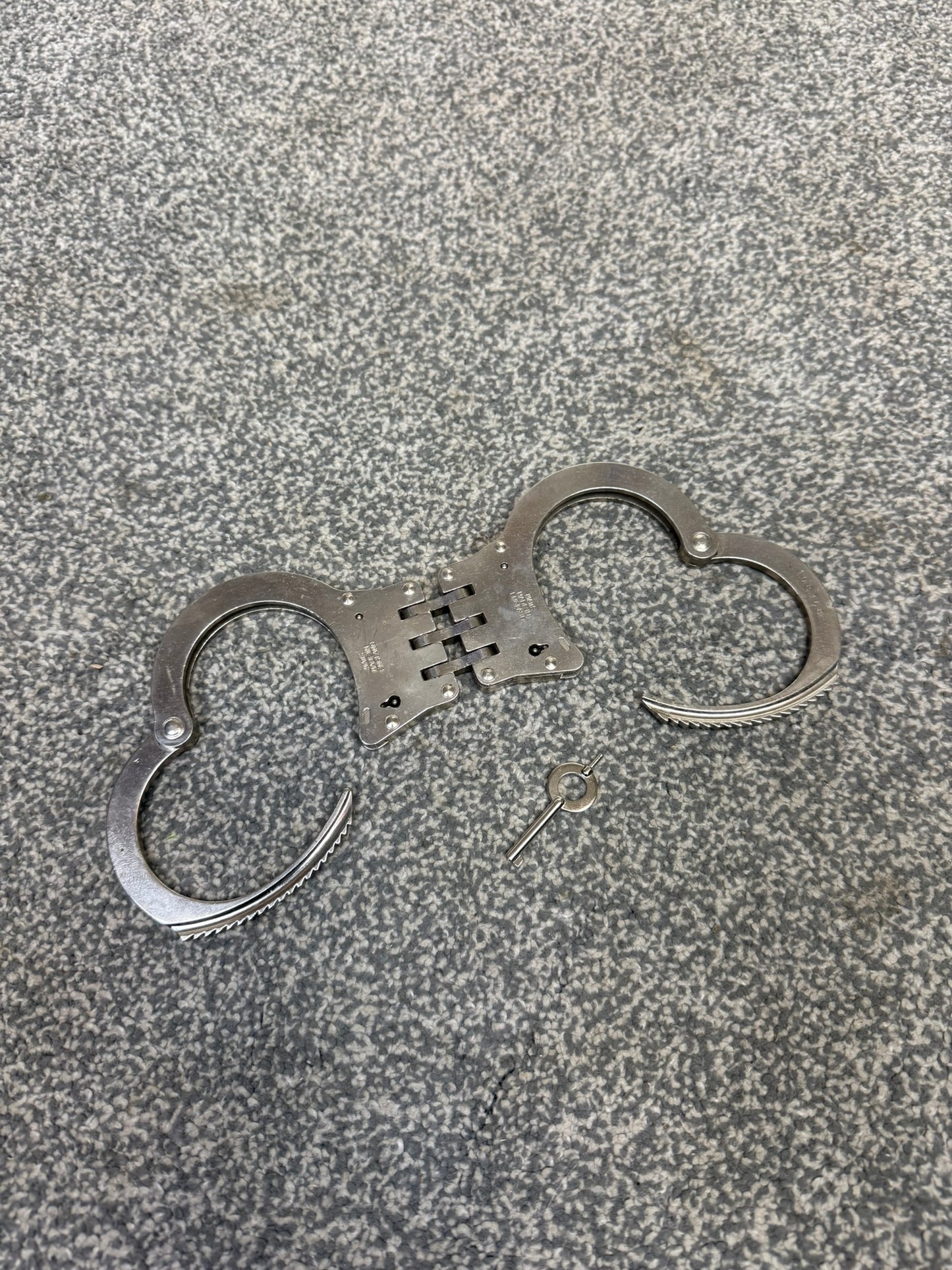 Ex Police Hiatt Folding Handcuffs With Key Security Collectible Memorabilia