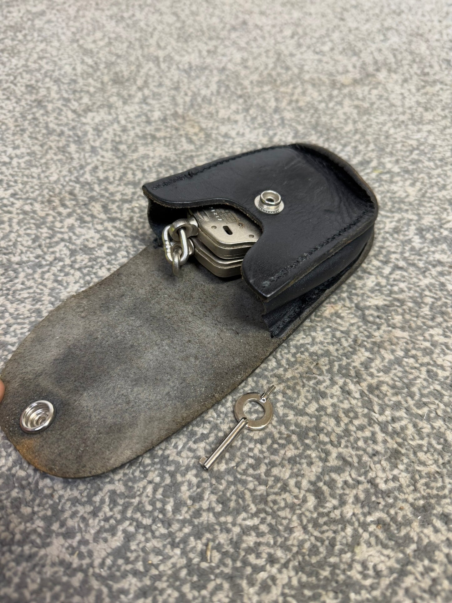 Smith & Wesson Handcuffs Chain Cuffs U.S Police With Key and Pouch Collectible Display