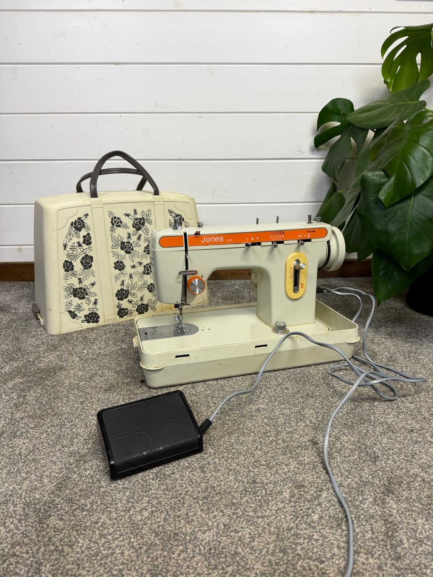 Jones Sewing Machine Model 683 Working With Pedal & Case