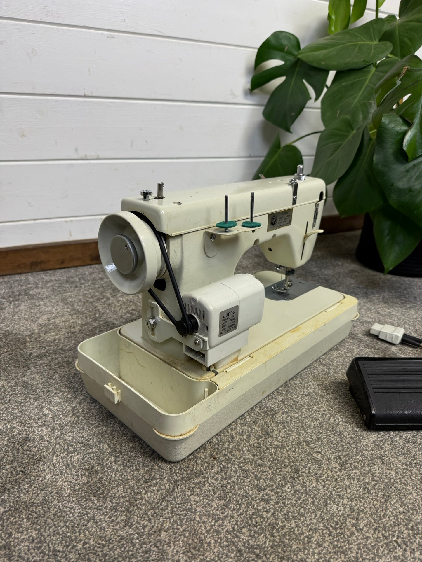 Jones Sewing Machine Model 683 Working With Pedal & Case