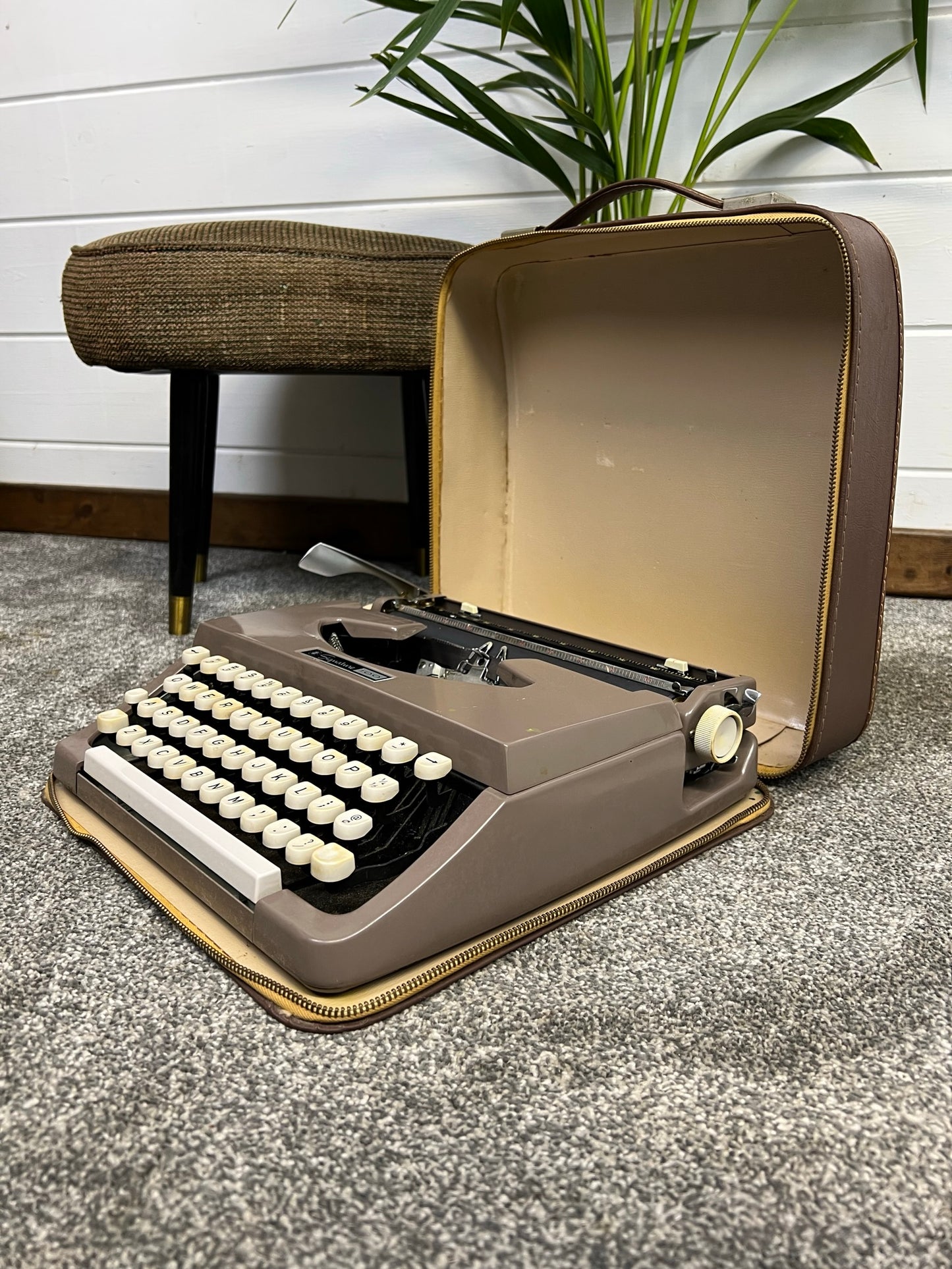 Vintage Montgomery Ward Signature 100 Portable Typewriter Retro 50's