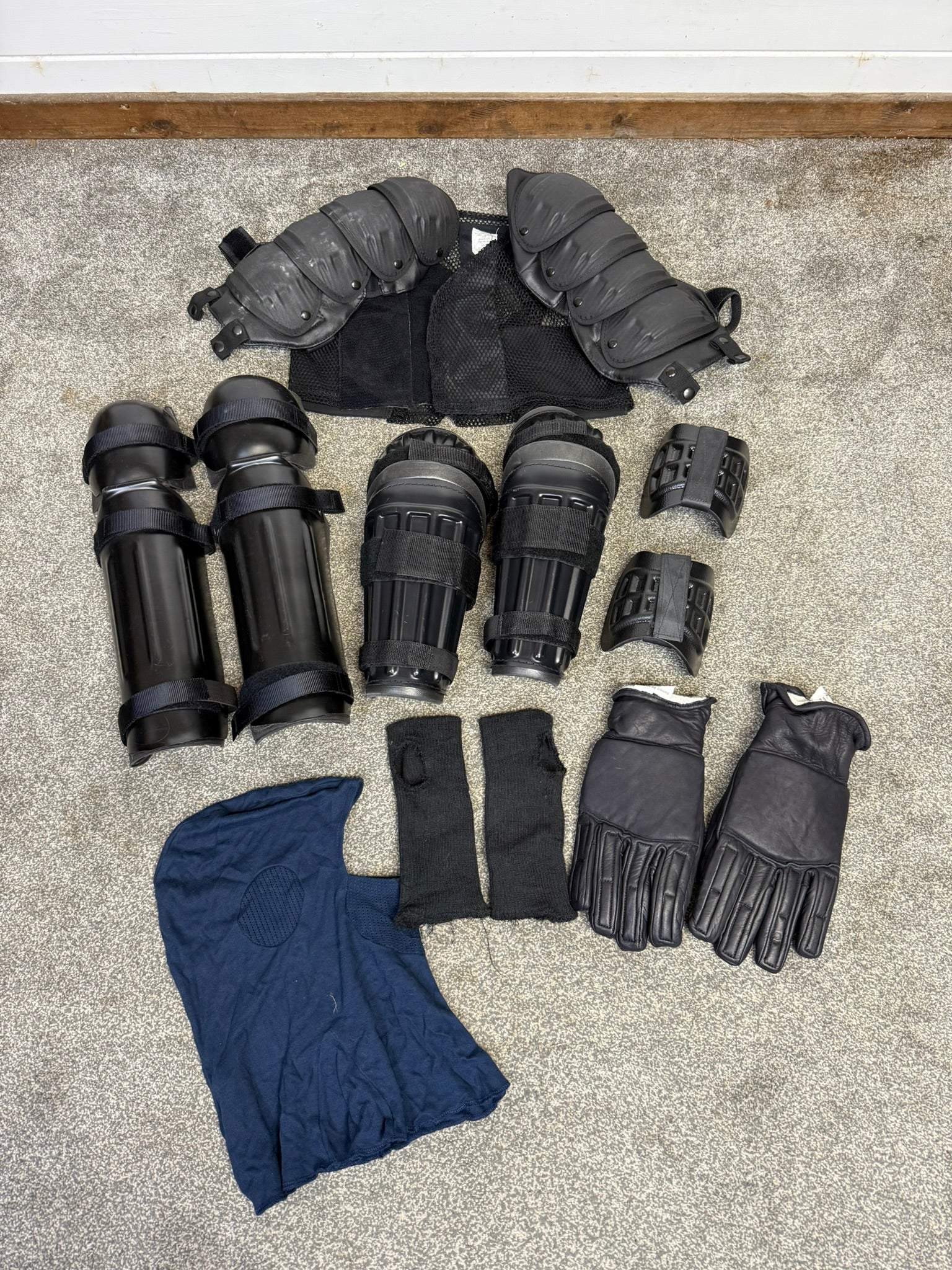Ex Police Riot Guard Set Job Lot Gloves Shoulders Arm Leg Pads Riot Ge ...