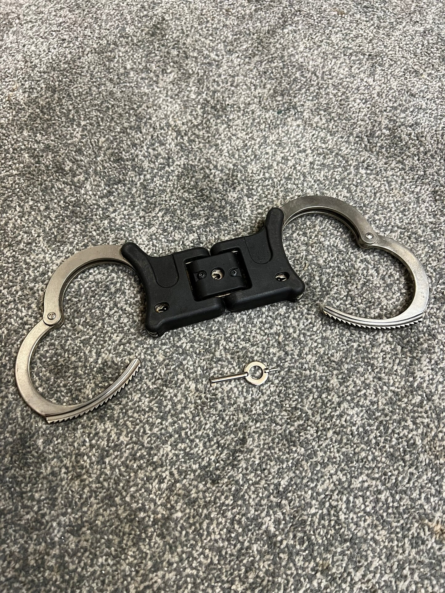 Ex Police Genuine Hiatt Folding Hinged Handcuffs & Key Security Collectible Memorabilia Restraint