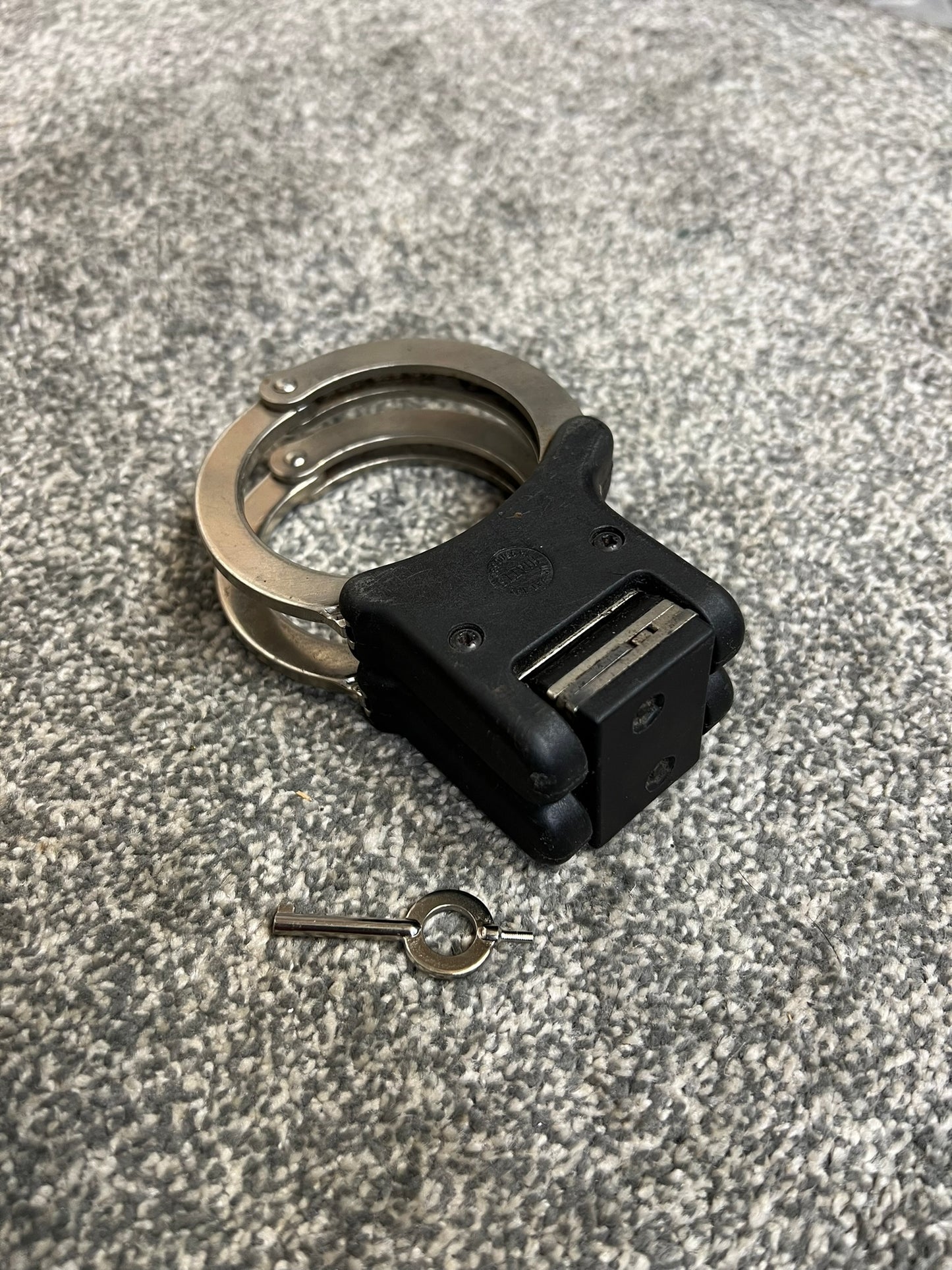 Ex Police Genuine Hiatt Folding Hinged Handcuffs & Key Security Collectible Memorabilia Restraint