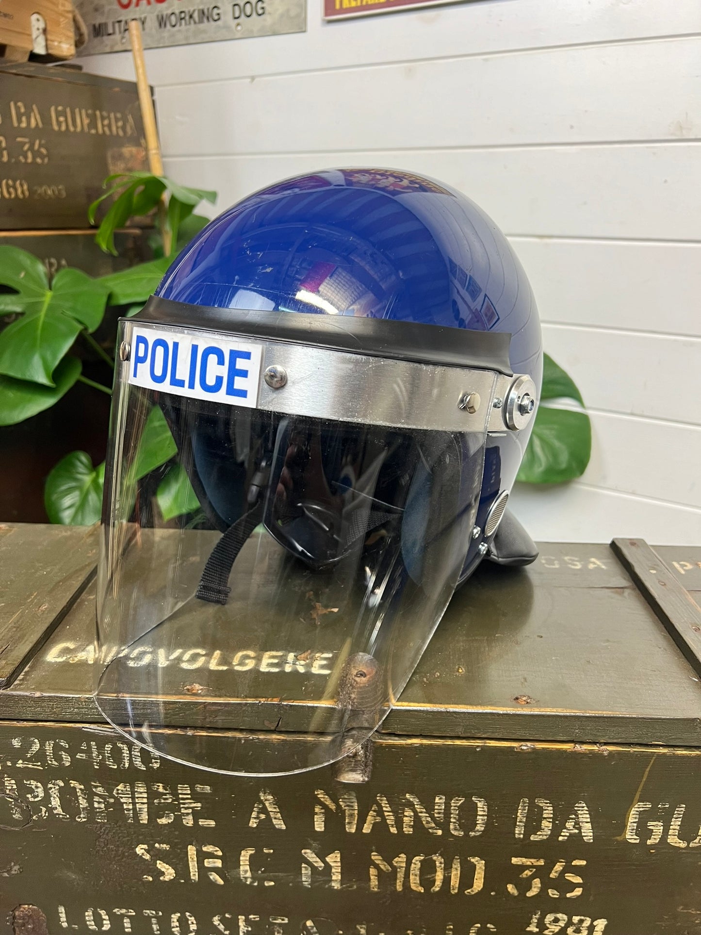 british police motorcycle helmet Ex Police Riot Helmet Genuine Obsolete Public Order Protection 60-61cm – Rust Hut
