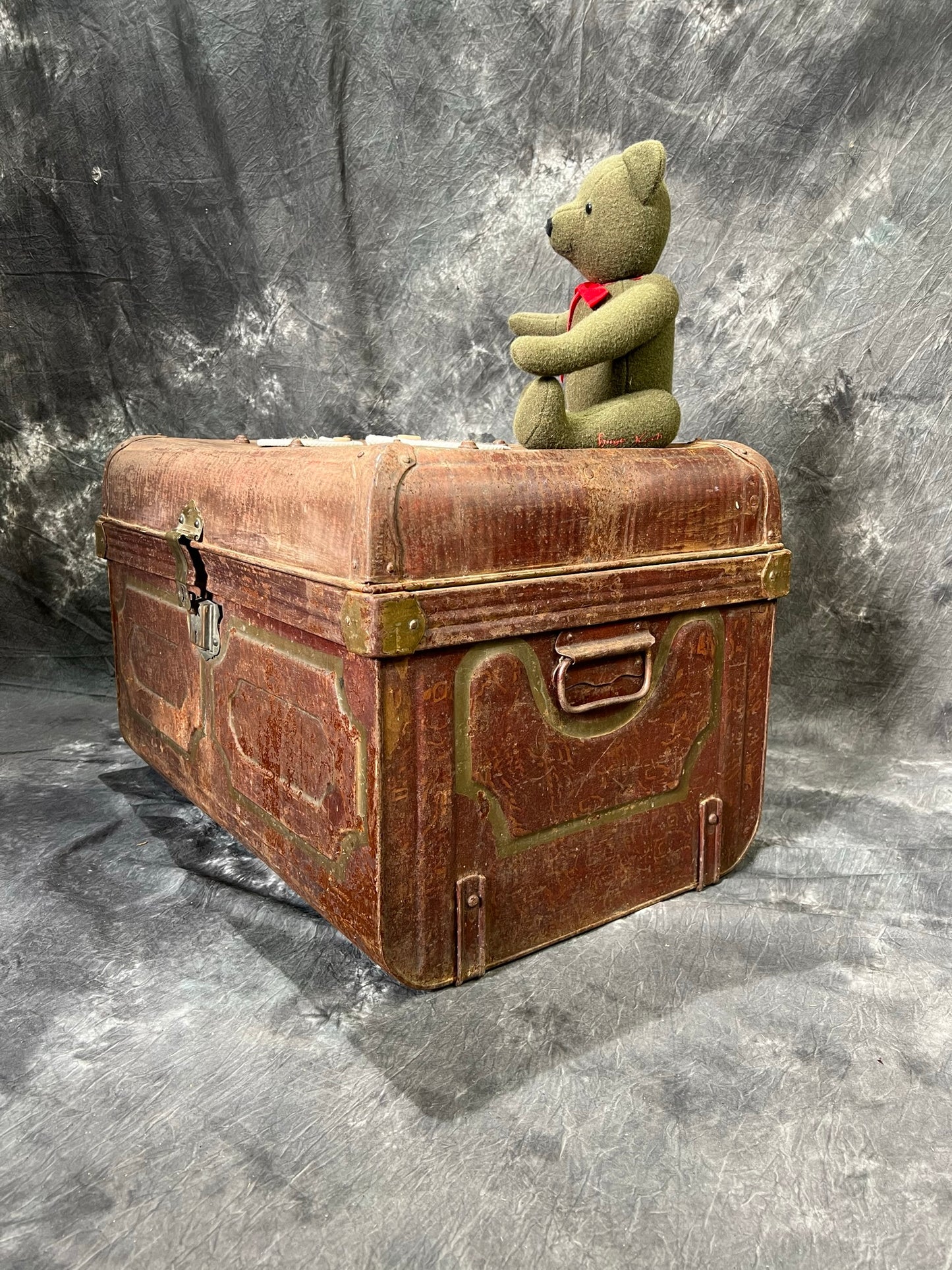 Vintage Metal Travel Chest Large Antique Trunk Rustic Home Coffee Table Blanket Storage Box