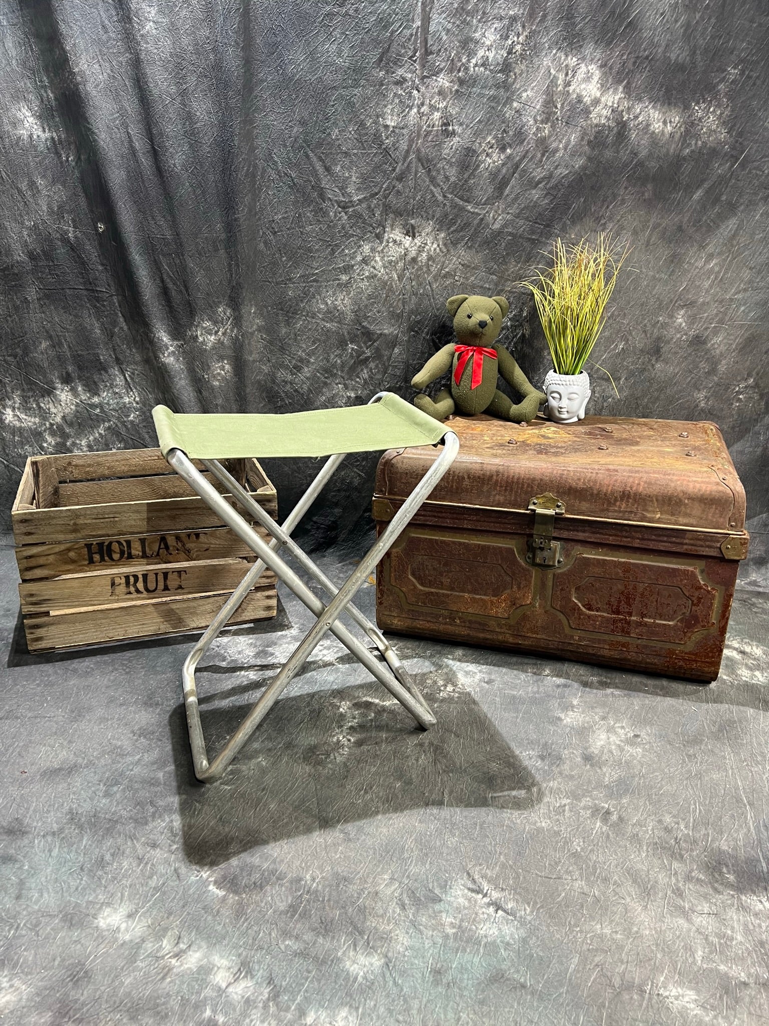 Folding store canvas stool