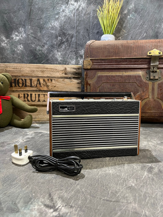 Vintage Roberts RP26-B AM & FM Portable Radio Red Leather And Teak Retro Kitchen Decor