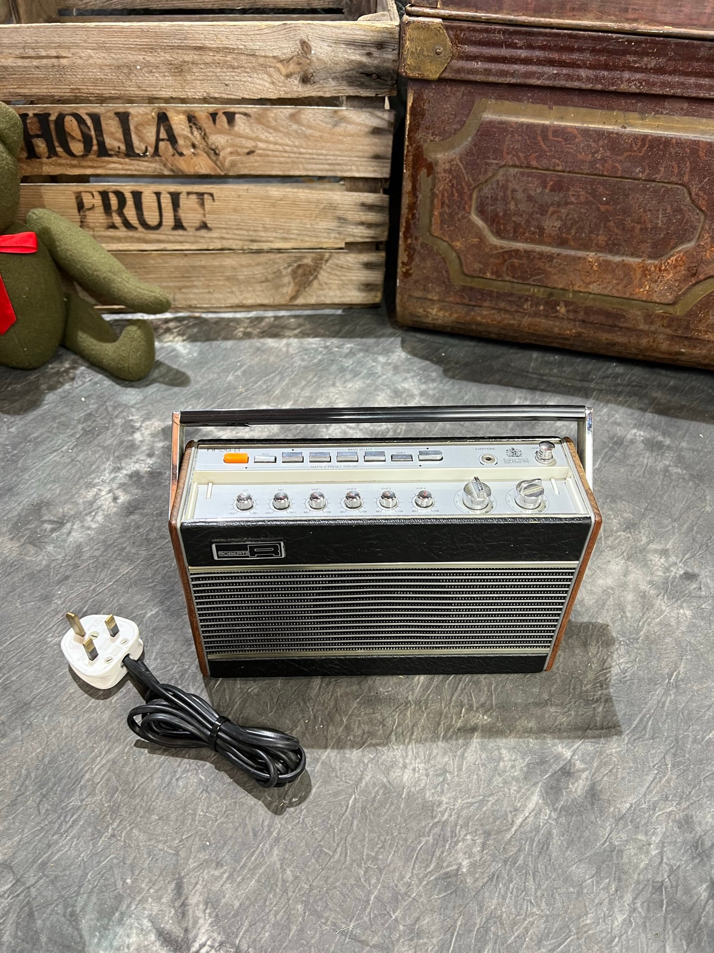 Vintage Roberts RP26-B AM & FM Portable Radio Red Leather And Teak Retro Kitchen Decor