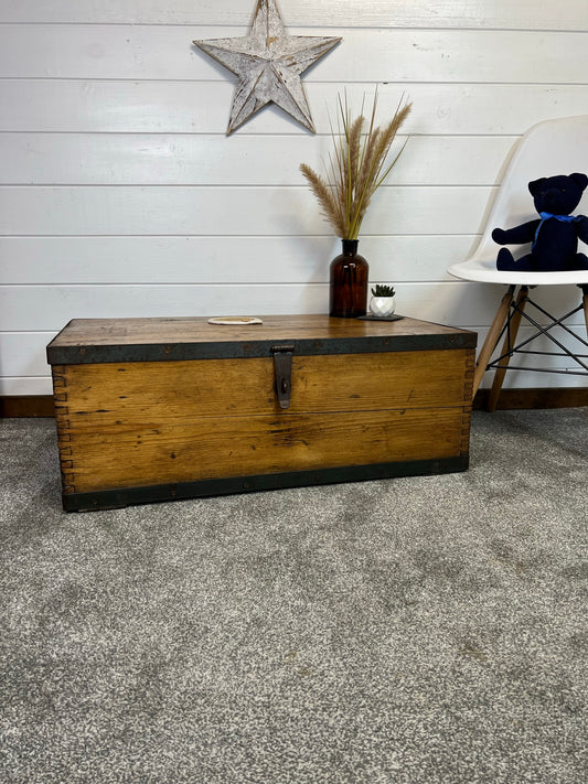 Rustic Industrial Wooden Chest Vintage Trunk Rustic Farmhouse Home Coffee Table Blanket Storage Box