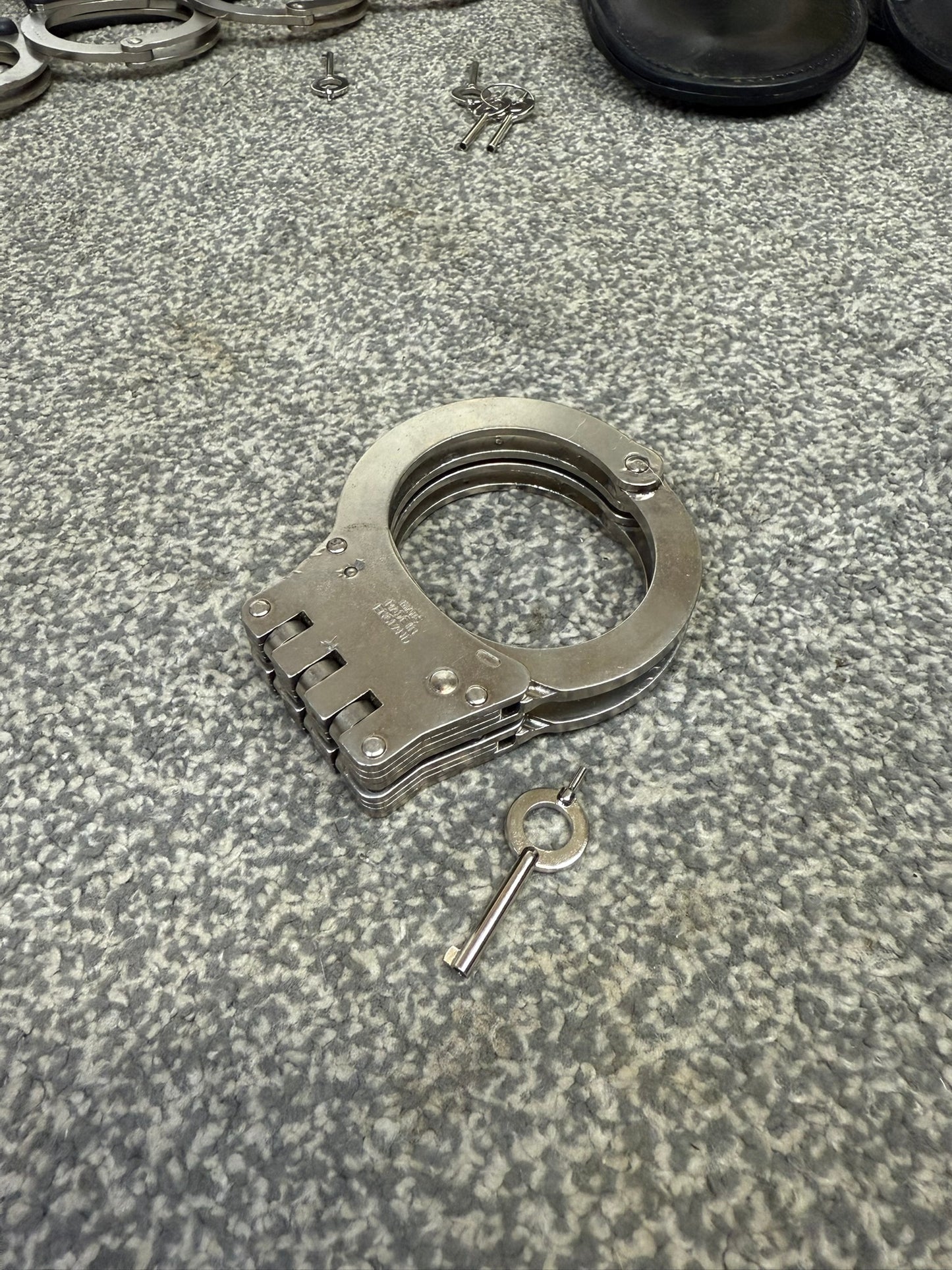 Ex Police Hiatt Folding Handcuffs With Key Security Collectible Memorabilia